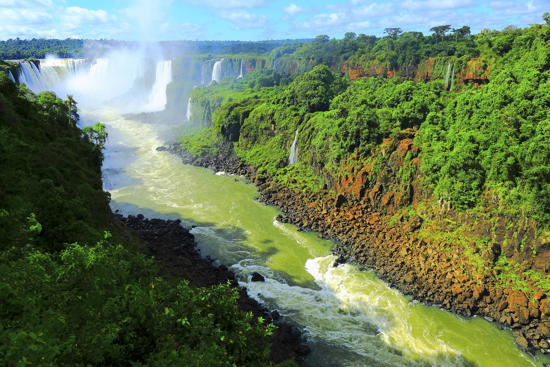 Wodospady Iguazu w otoczeniu bujnej zieleni.