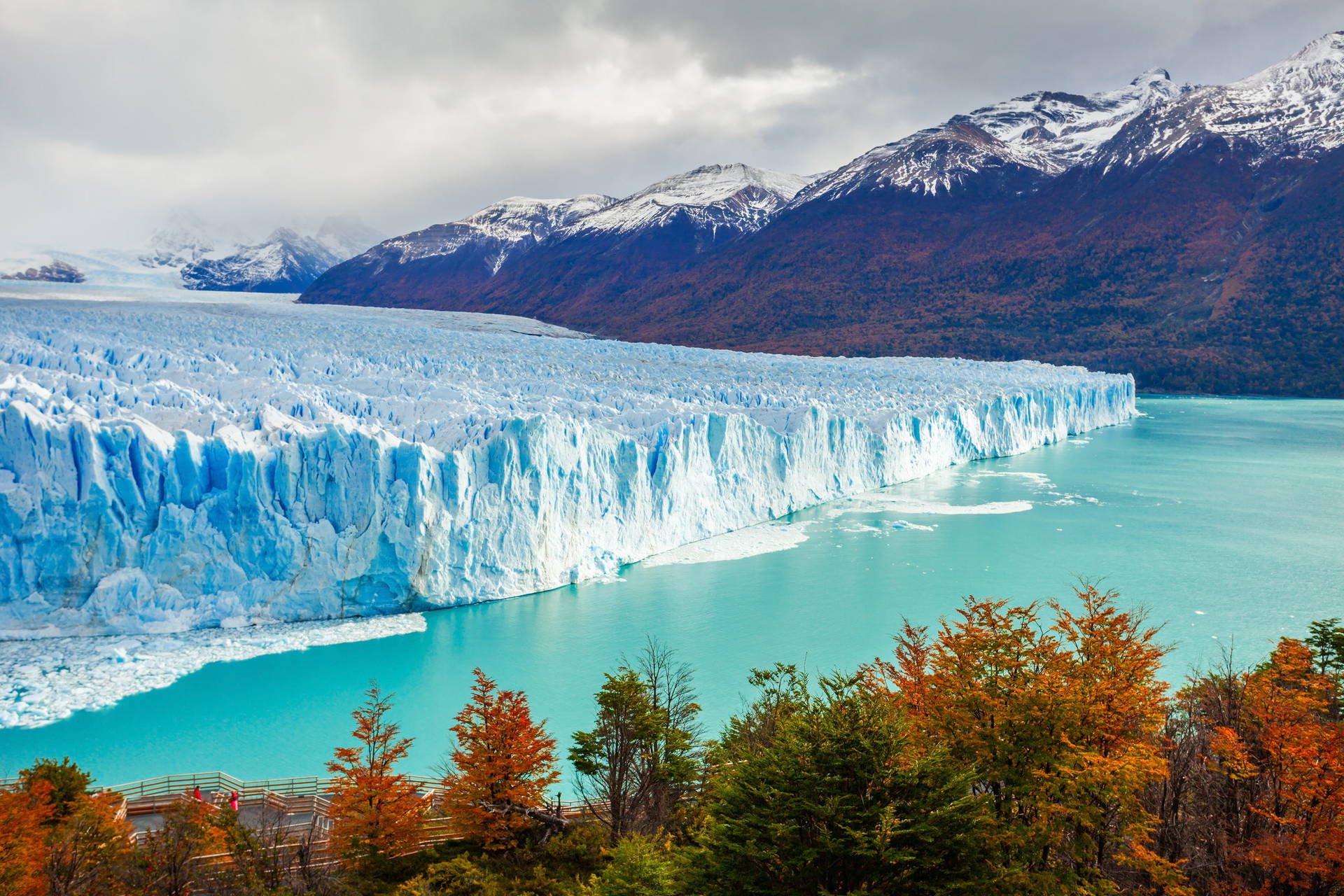 Lodowiec Perito Moreno i turkusowa woda u jego stóp. W tle widać góry.