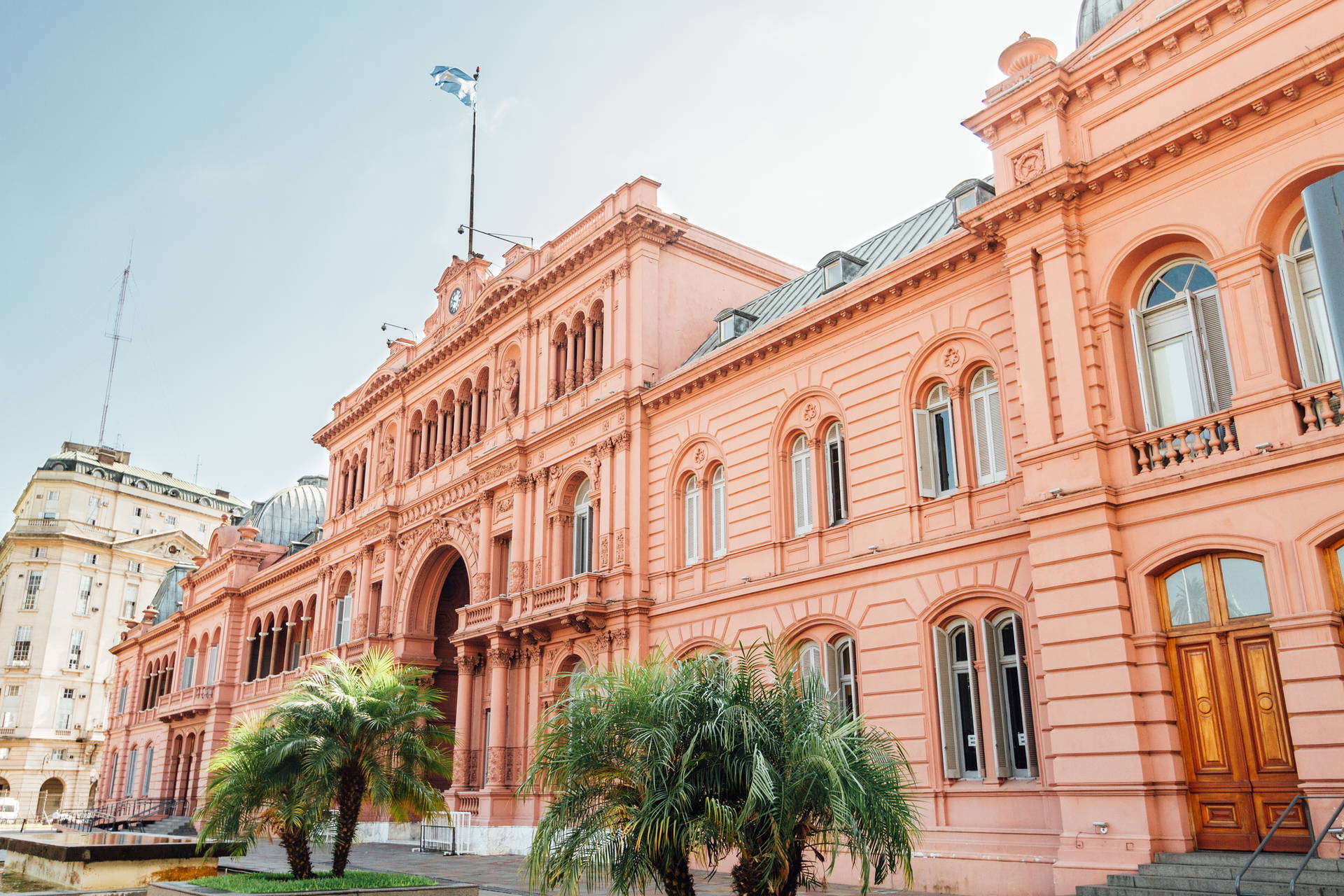 Różowa fasada budynku Casa Rosada w Buenos Aires.