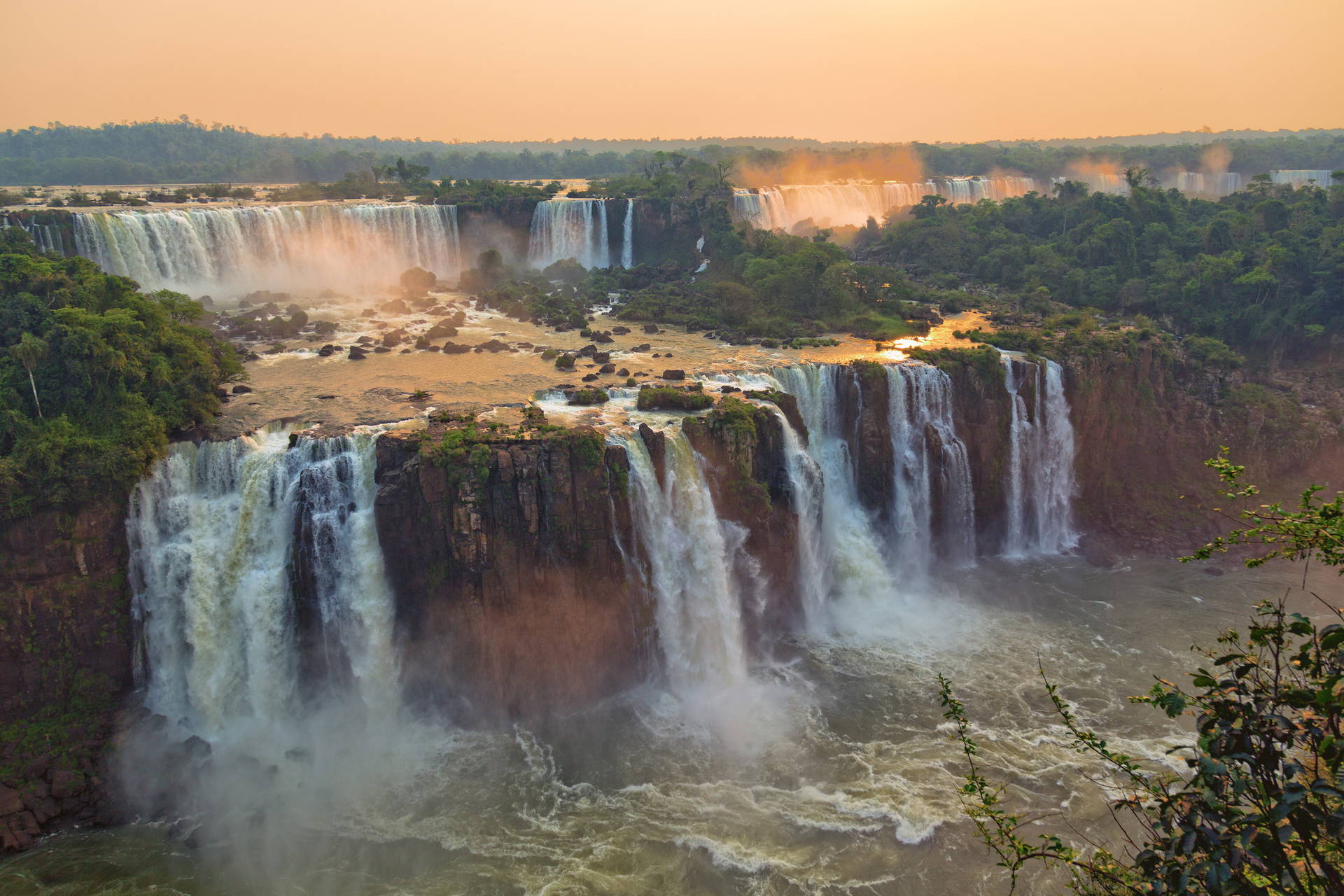 Wodospady Iguazu otoczone zielenią.