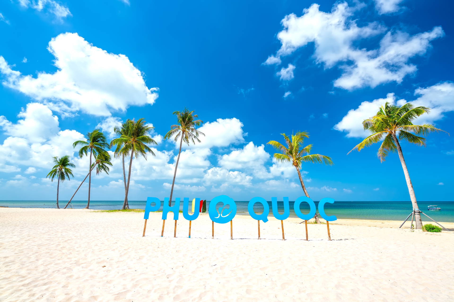 Plaża z palmami na wyspie Phu Quoc i błękitne niebo.
