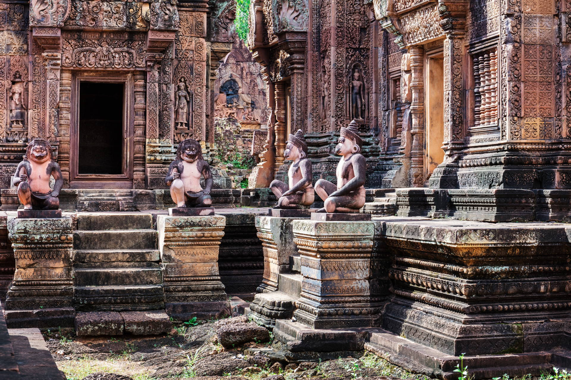 Posągi w świątyni Banteay Srei, Angkor, Kambodża.