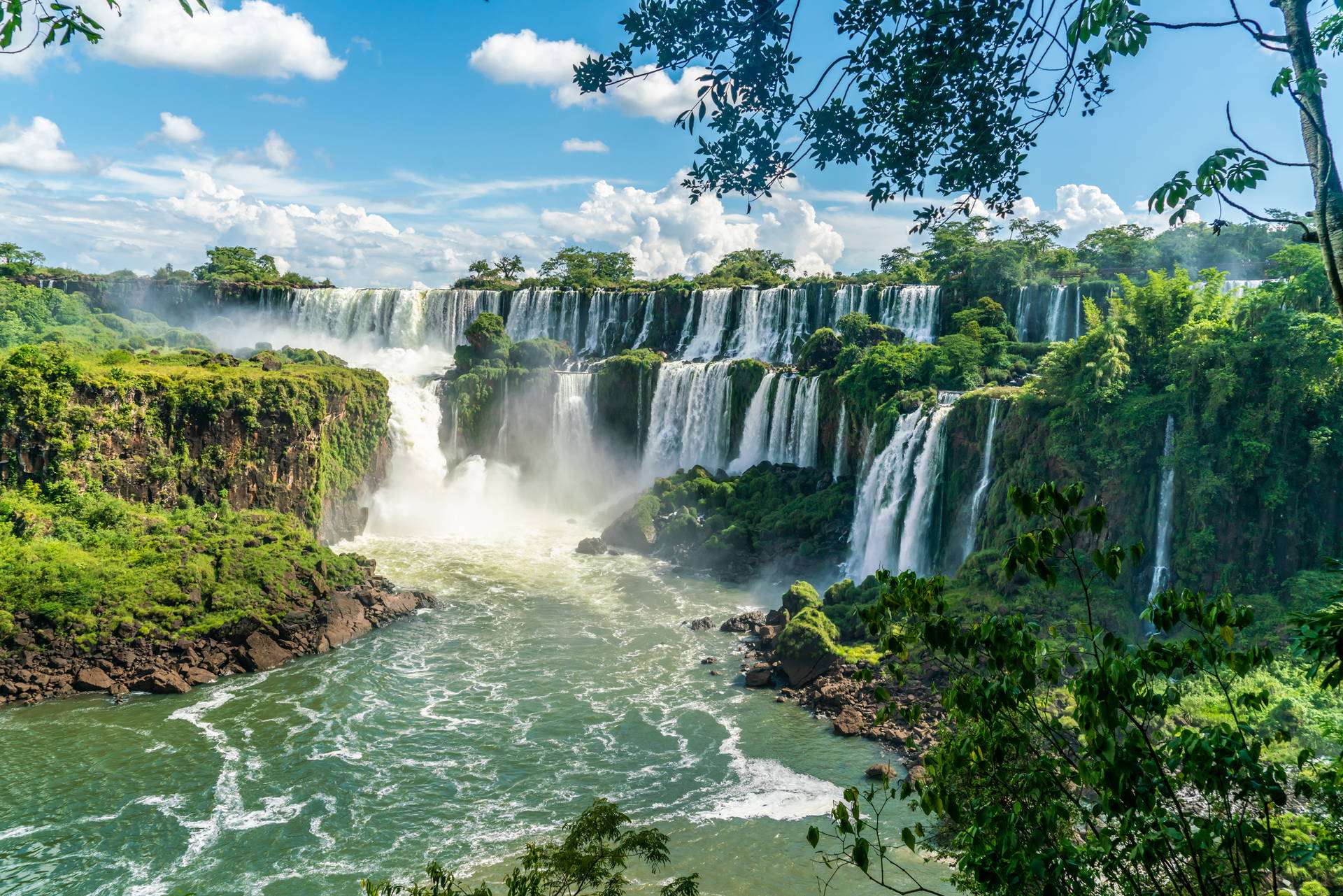 Wodospady Iguazu w Argentynie spływają kaskadami po skałach.