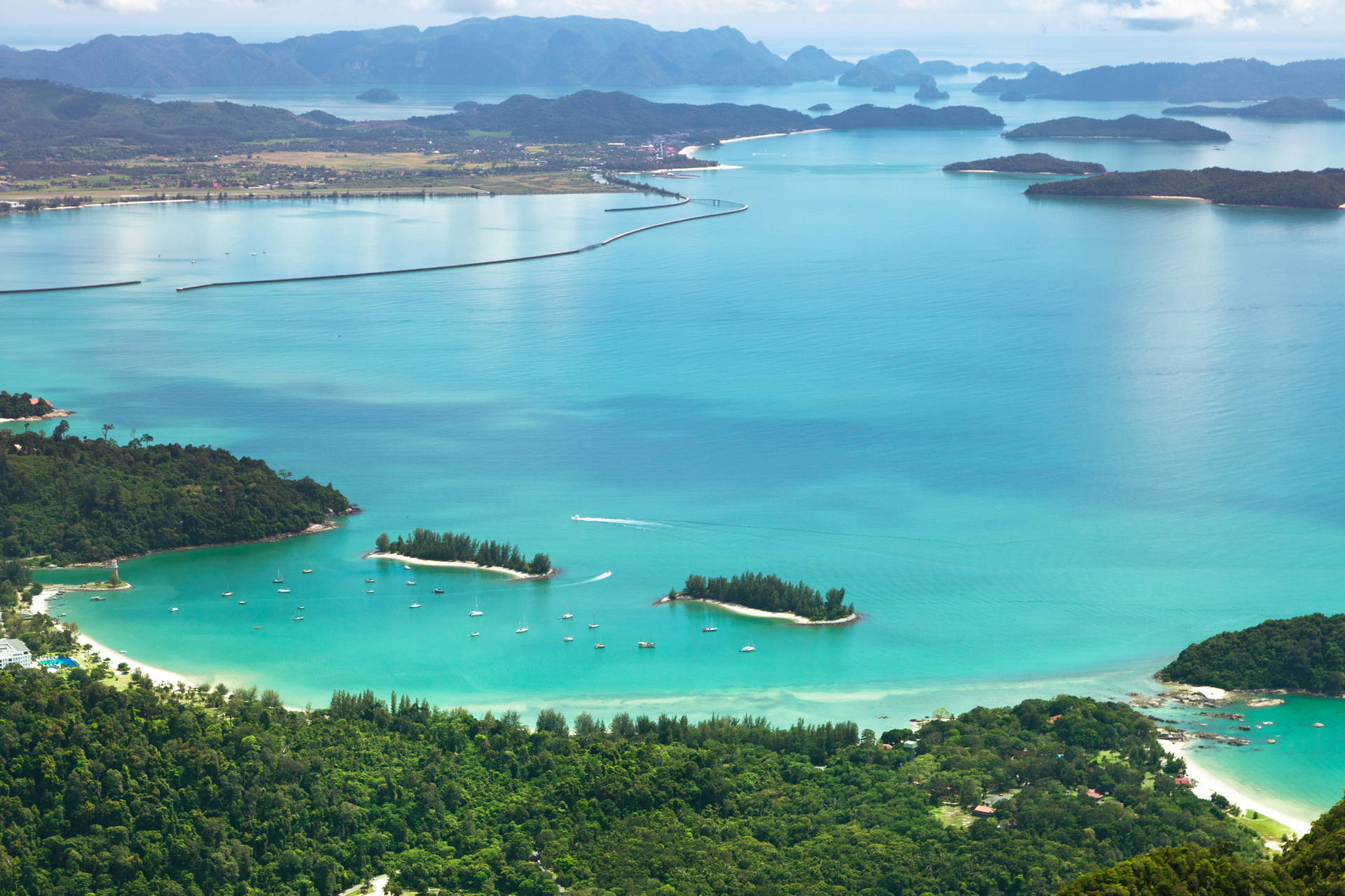Turkusowe morze, wyspy i góry w Langkawi, Malezja.