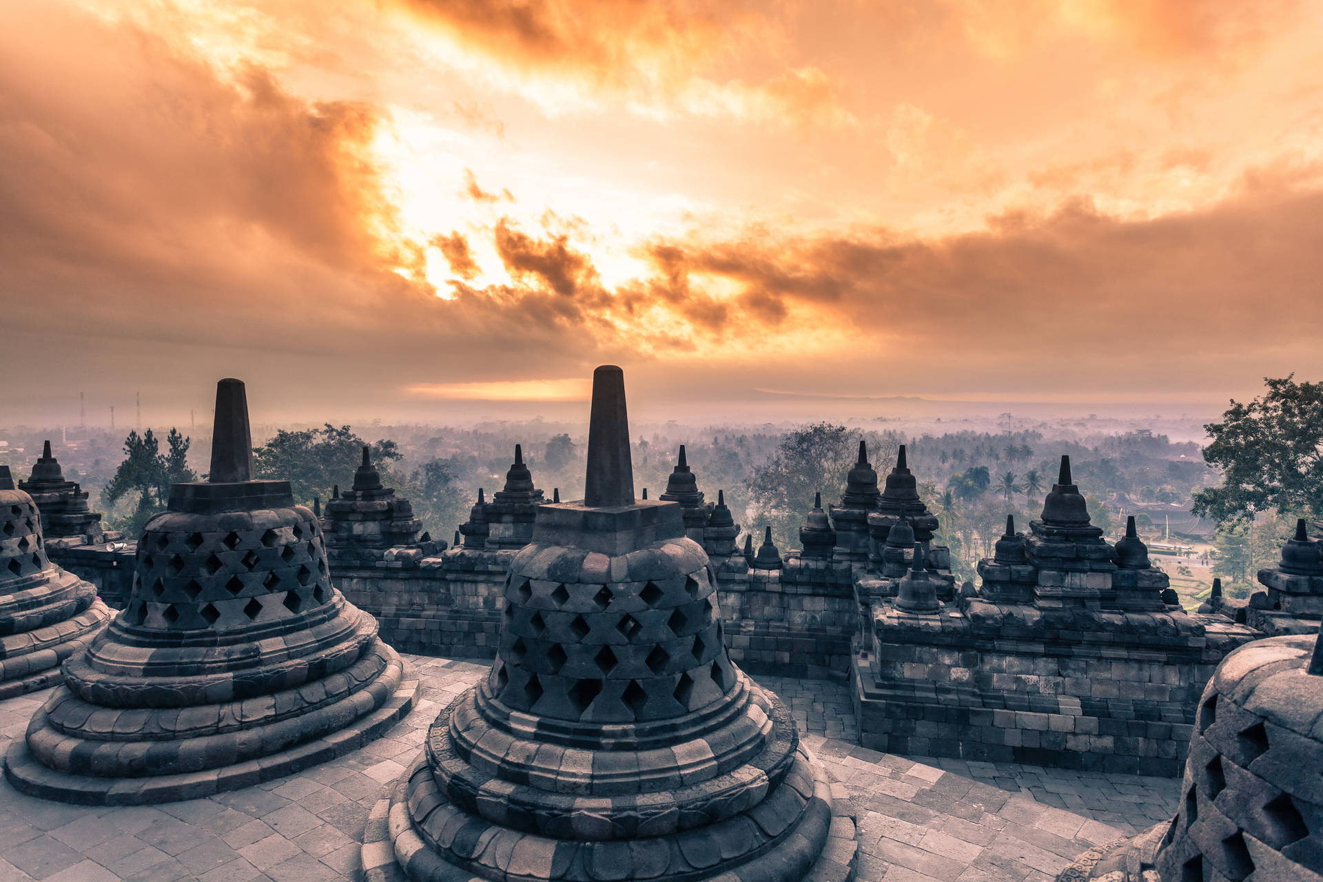 Świątynia Borobudur o wschodzie słońca.