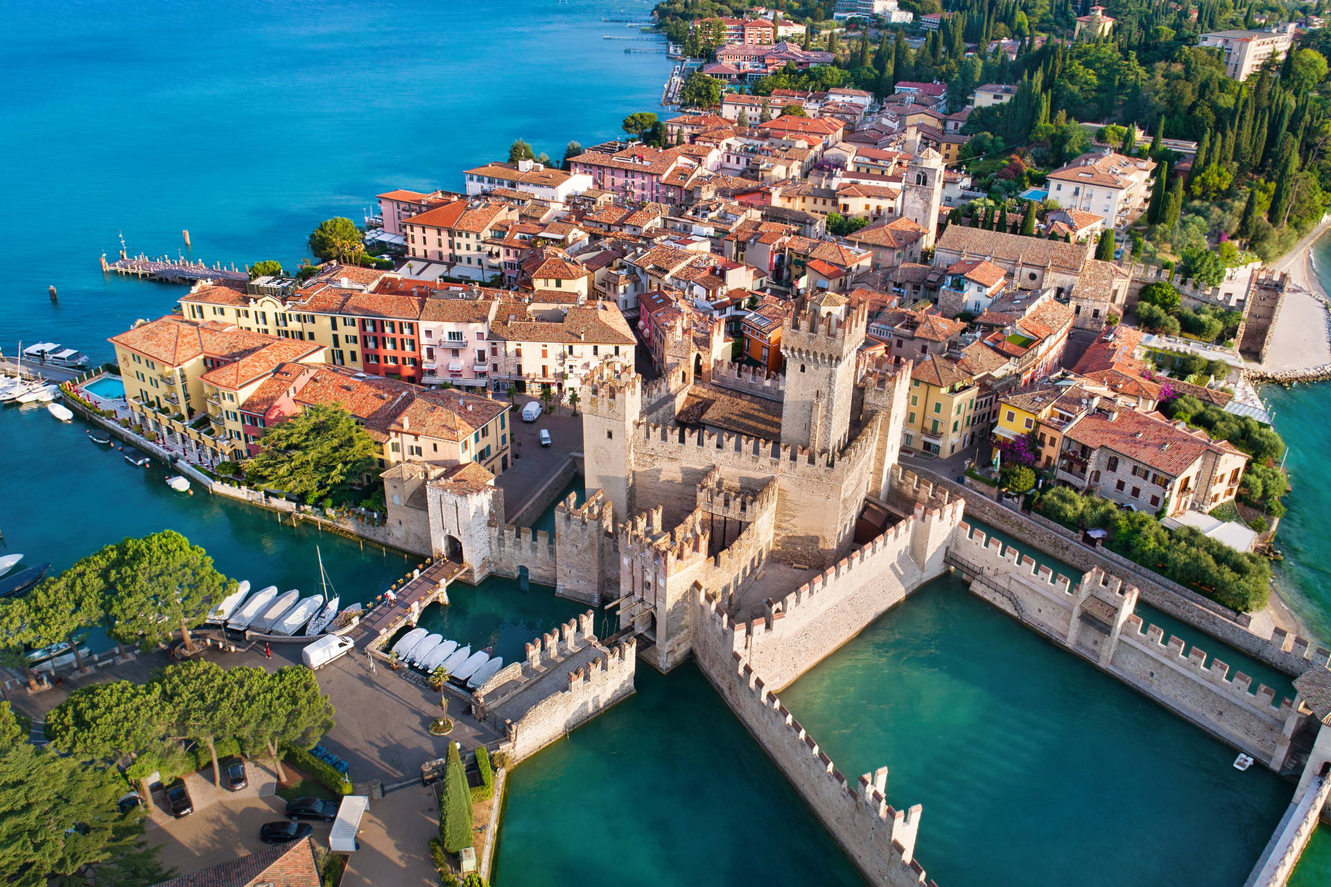 Zamek Scaliger w Sirmione we Włoszech z lotu ptaka.