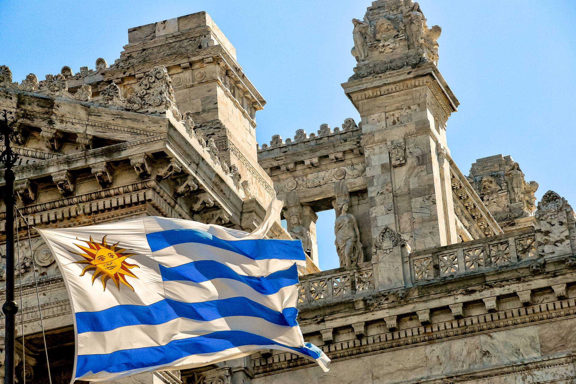 Flaga Urugwaju przed budynkiem parlamentu w Montevideo.