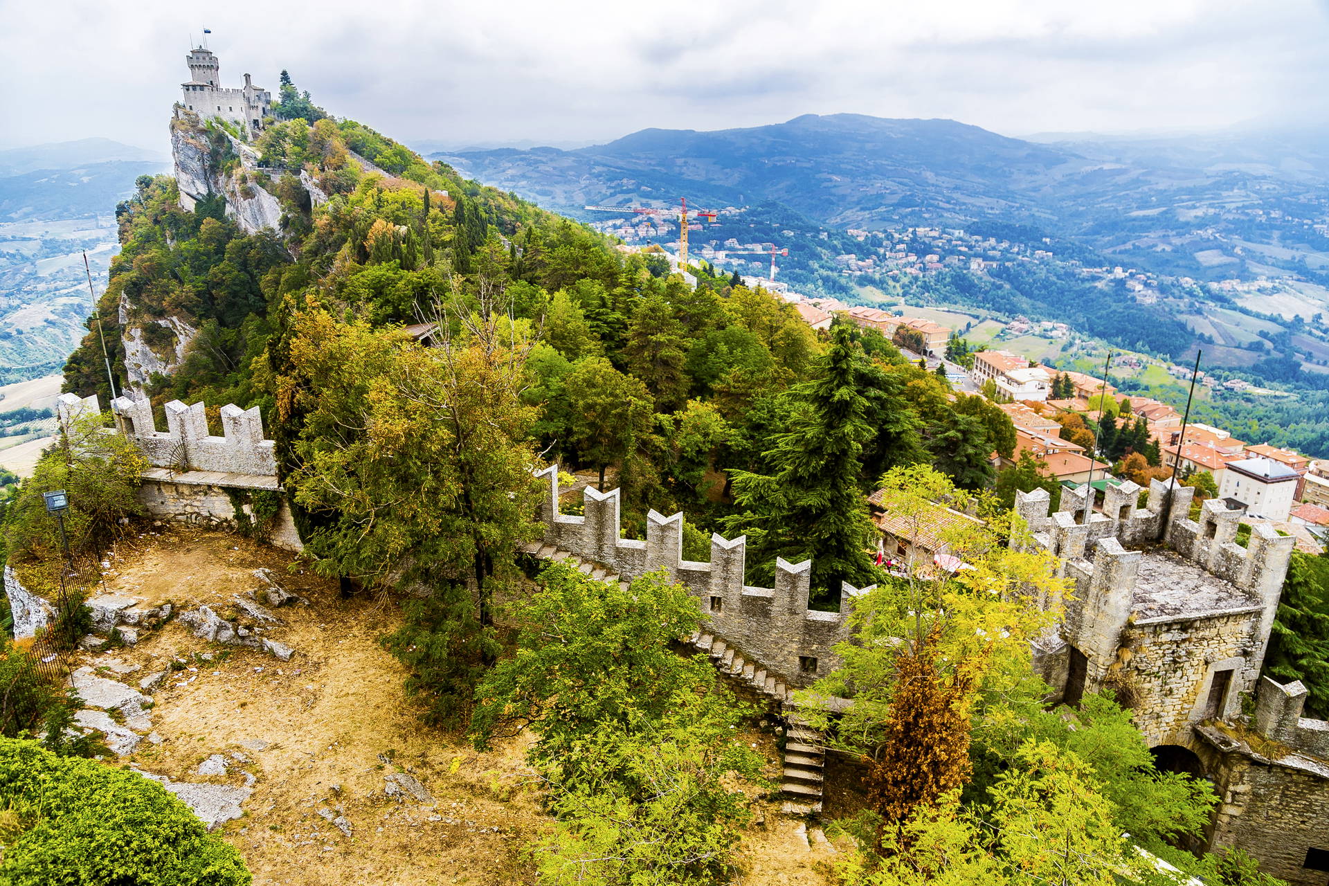 Widok na Guaitę, najstarszą z trzech wież San Marino, położoną wśród zieleni.