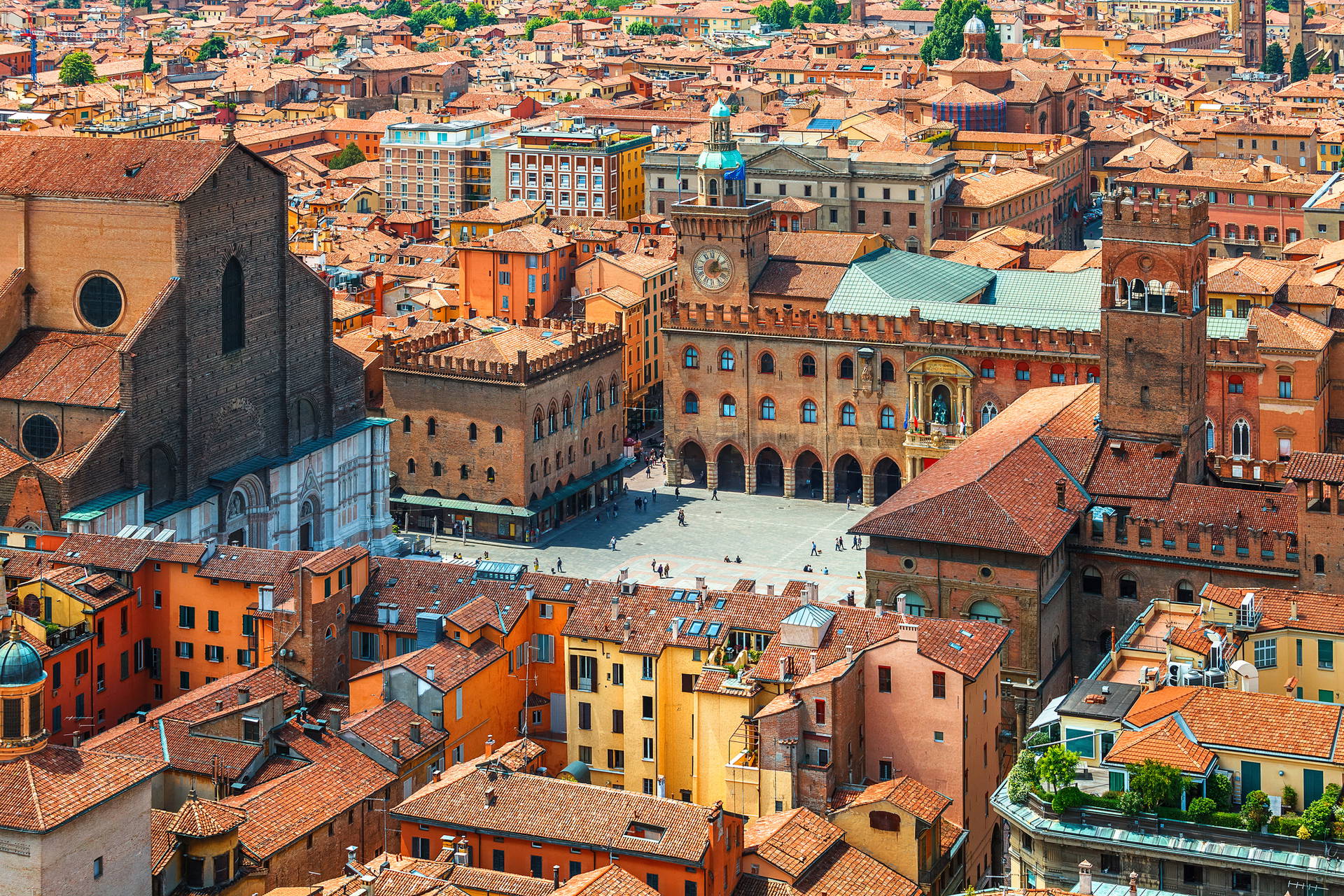 Panorama Bolonii z Piazza Maggiore i czerwonymi dachami.