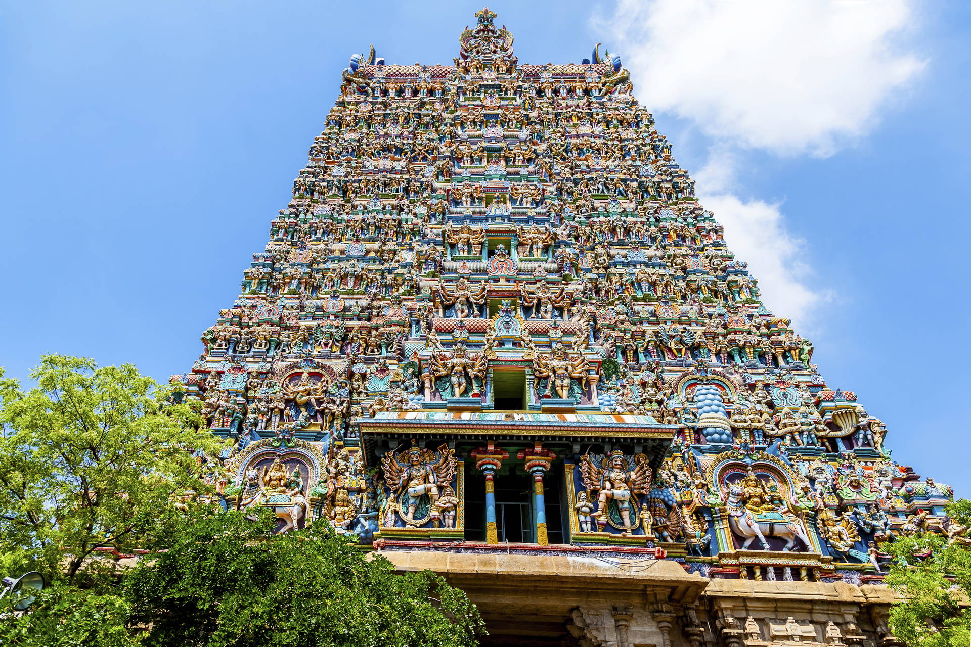 Fasada hinduskiej świątyni Meenakshi Amman w Indiach, ozdobiona licznymi rzeźbami.