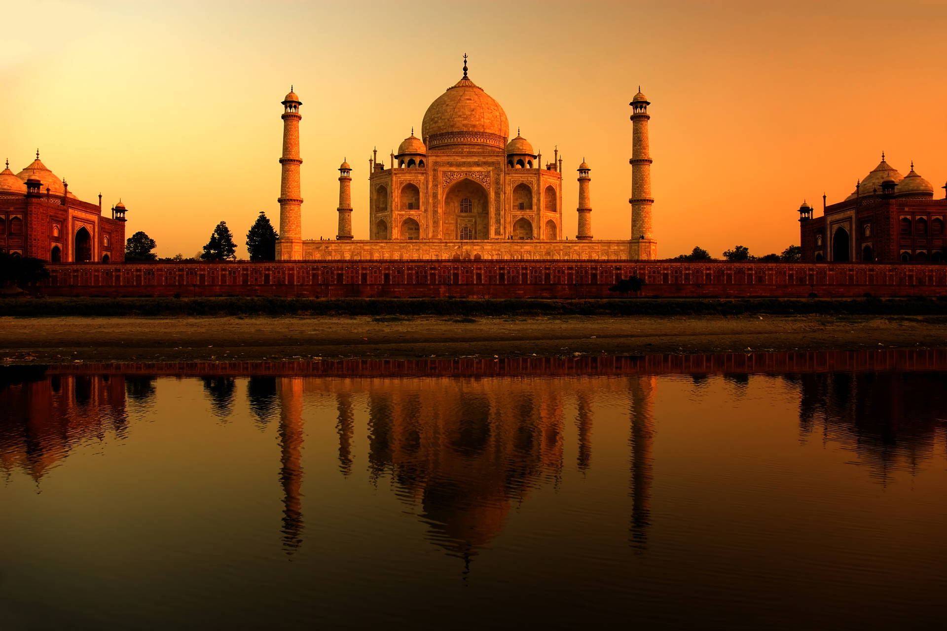 Taj Mahal odbijający się w wodzie.