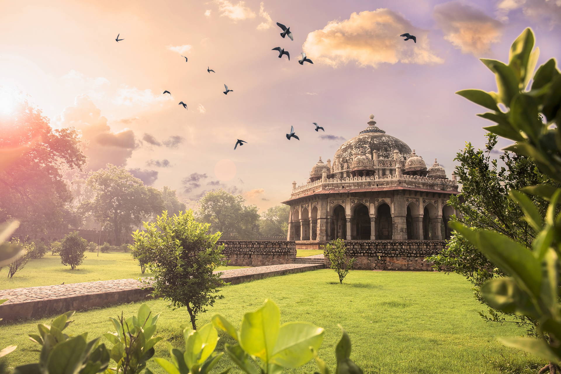Mauzoleum Isa Khana Niaziego w Delhi z ptakami na tle nieba.