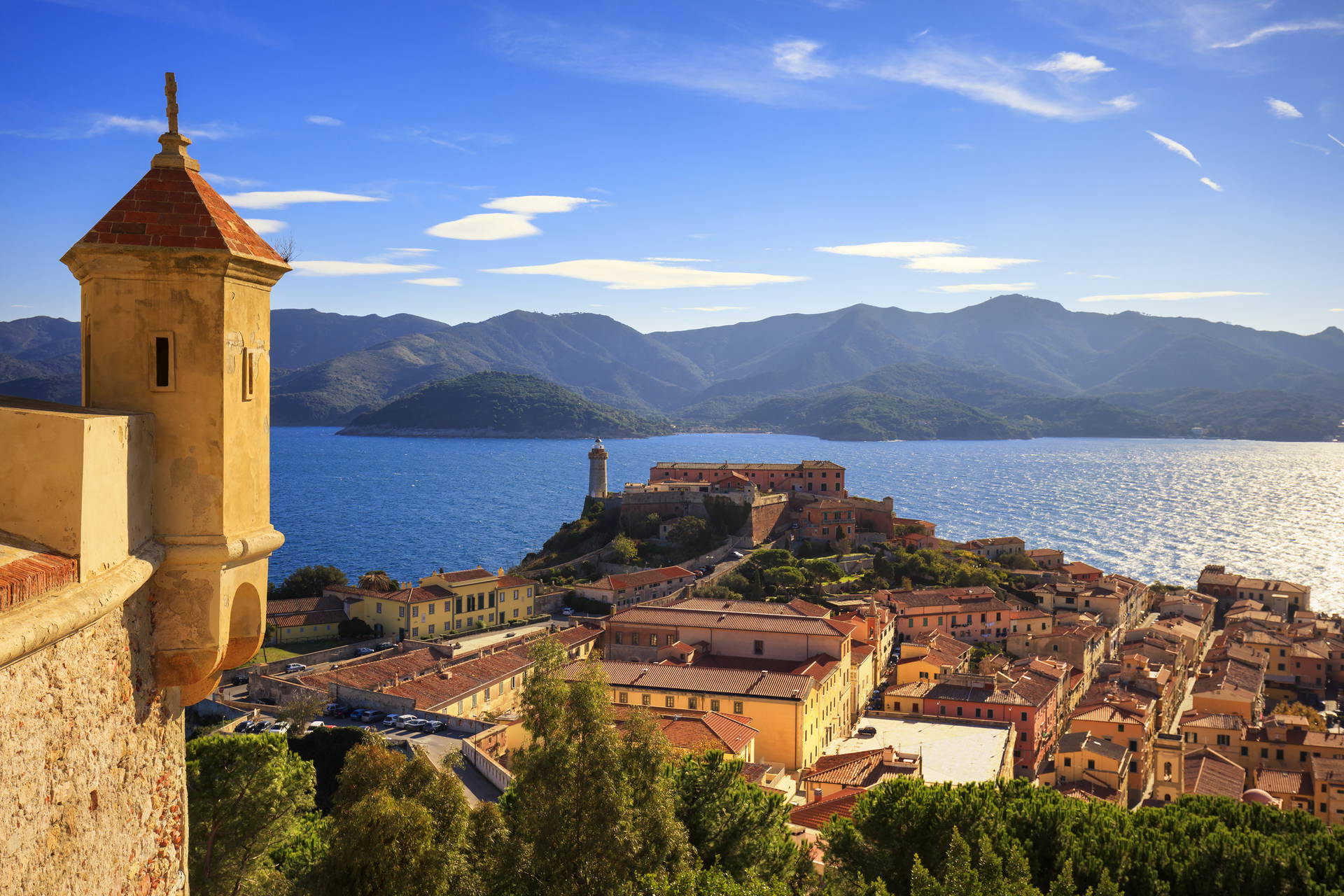 Widok na Portoferraio na Elbie we Włoszech.
