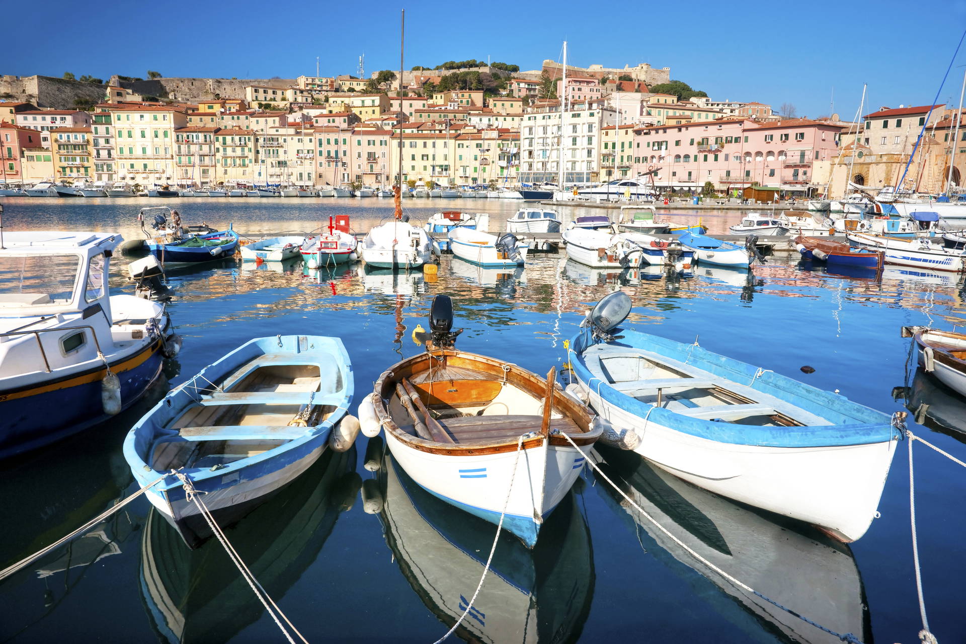 Marina w Portoferraio na Elbie we Włoszech. Na pierwszym planie łodzie.