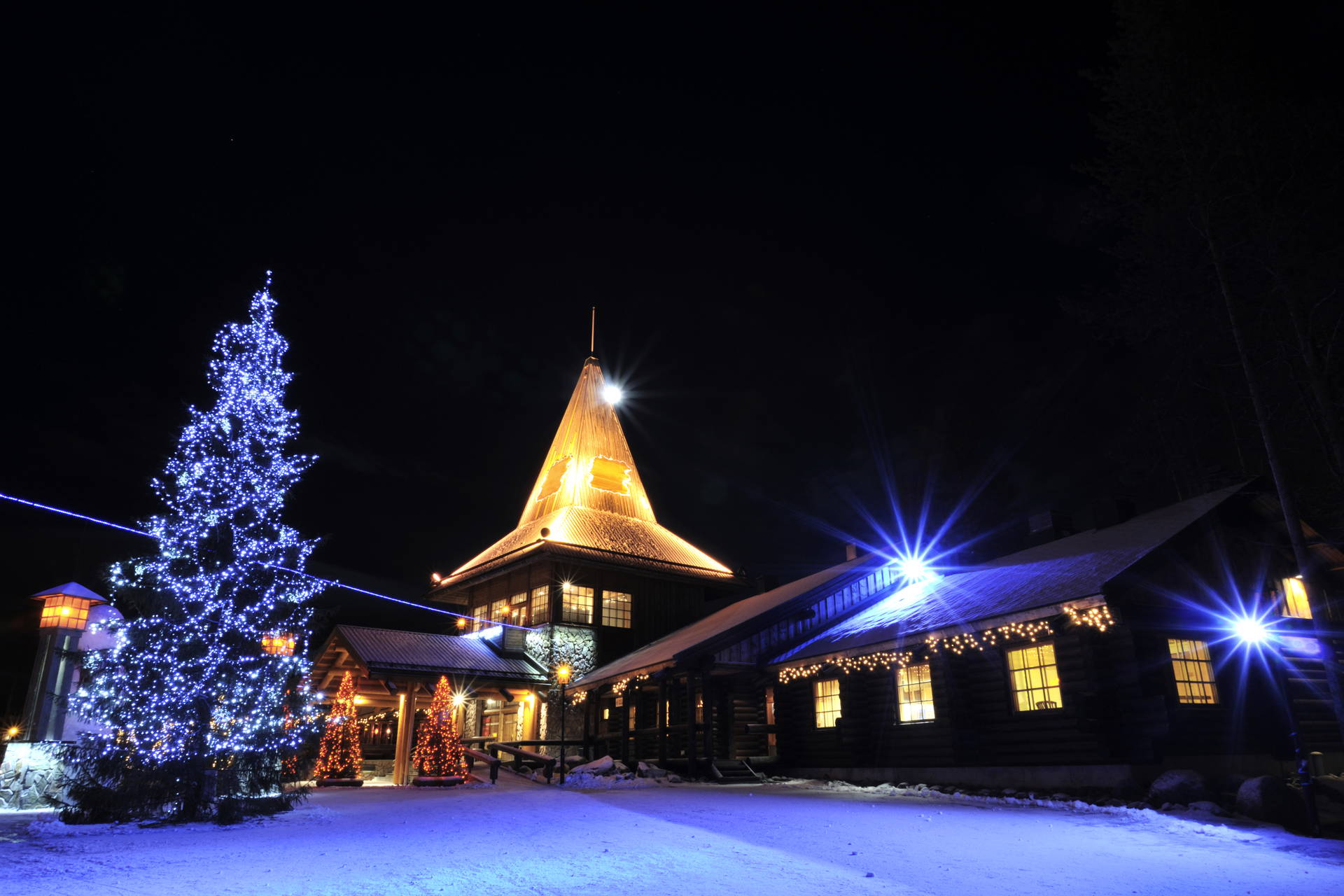 Nocny widok na Wioskę Świętego Mikołaja w Rovaniemi.