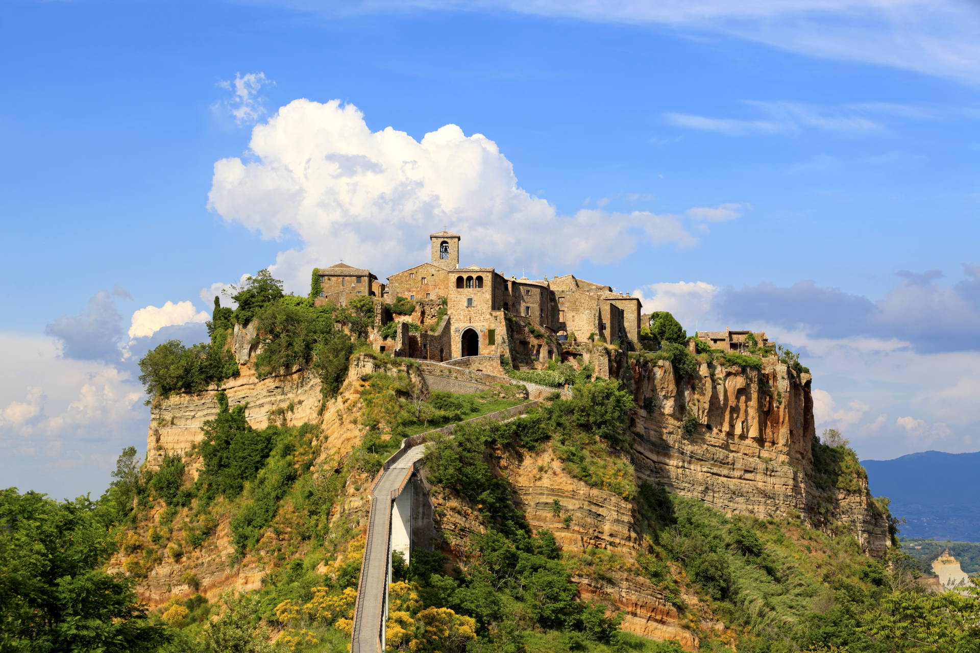 Civita di Bagnoregio, miasto na wzgórzu połączone z lądem mostem.