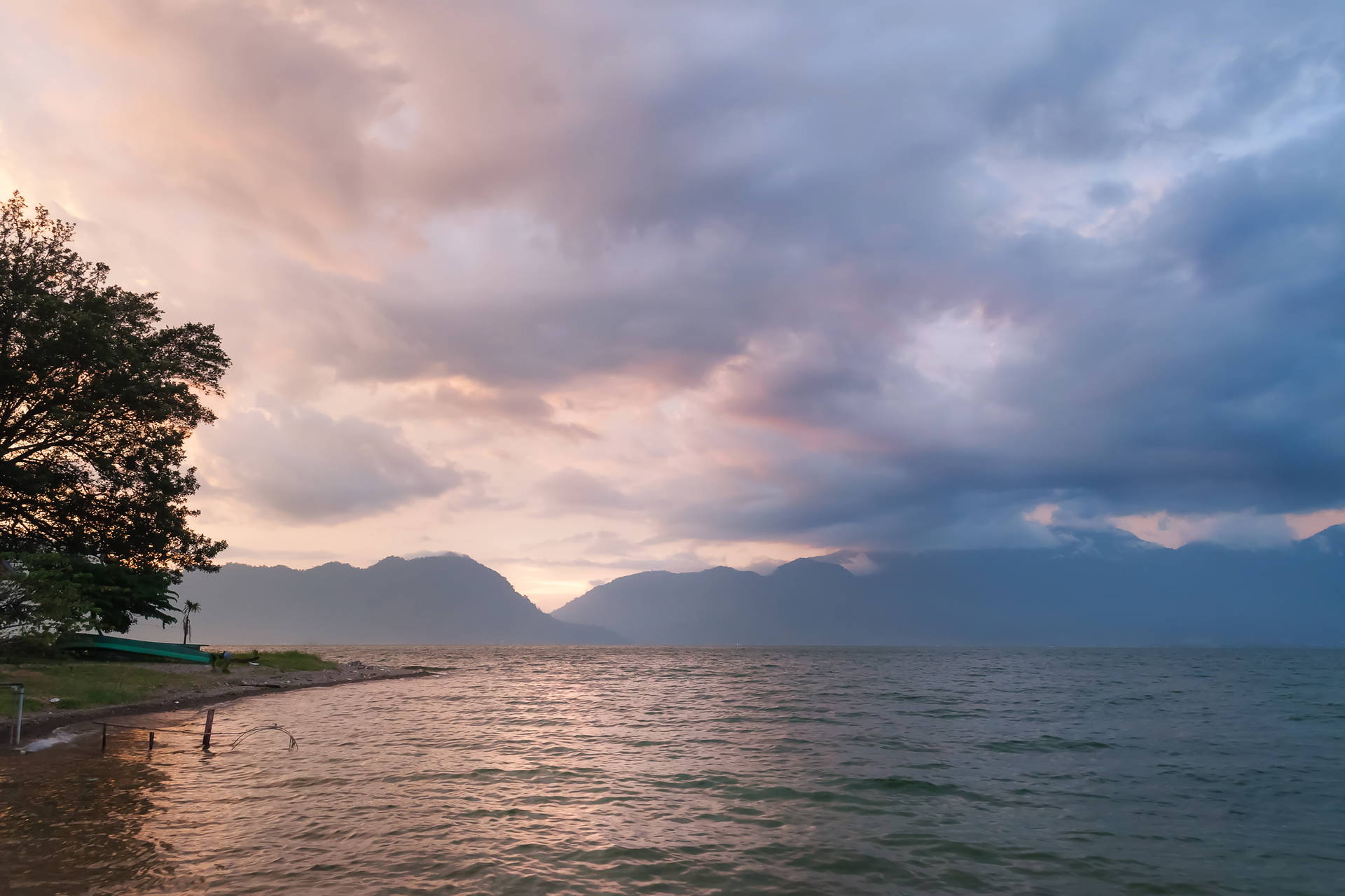 Jezioro Atitlán w Gwatemali o zmierzchu.