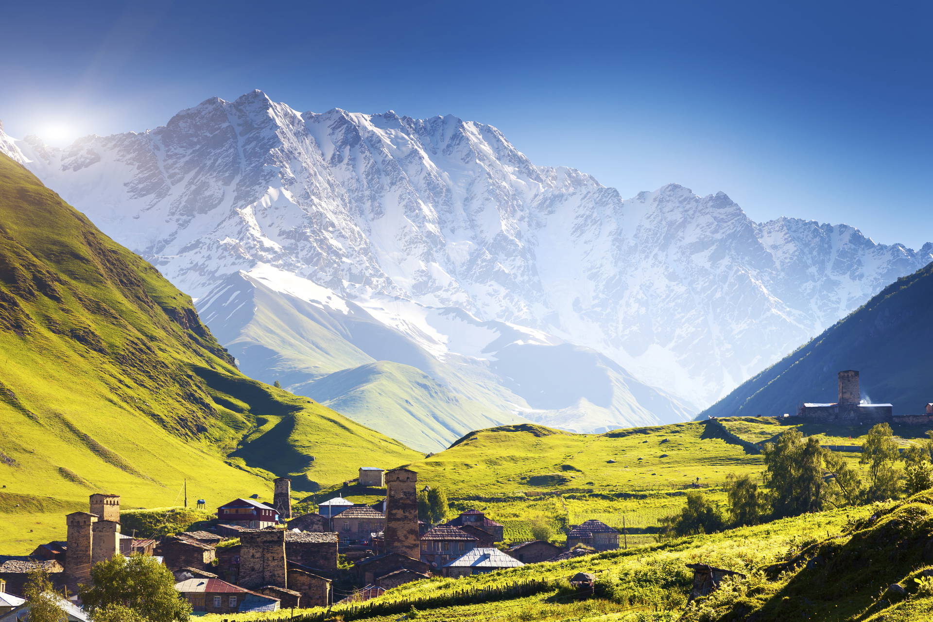 Osada Uszguli na tle ośnieżonych gór.