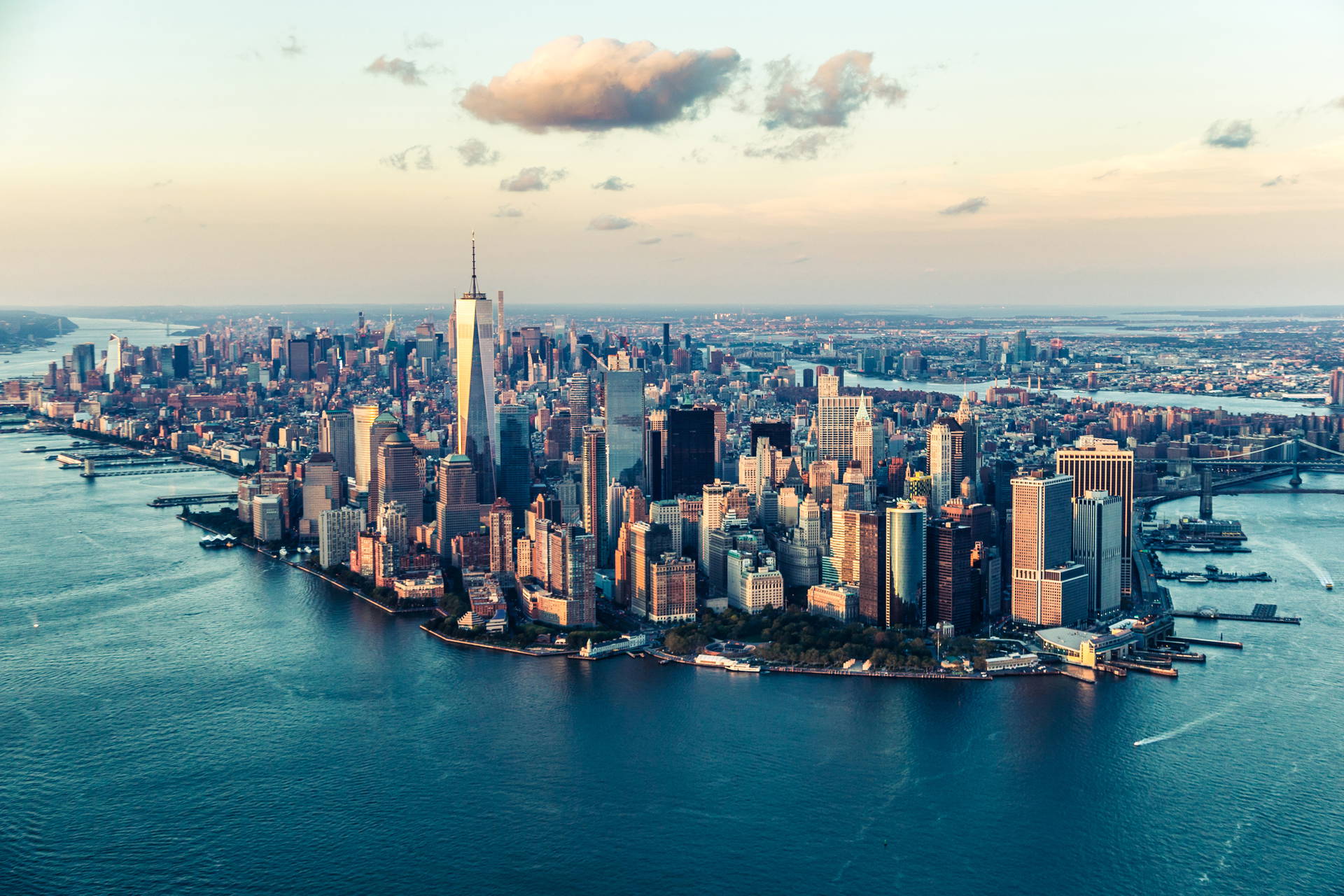 Panorama Manhattanu z wieżowcami. W oddali One World Trade Center.