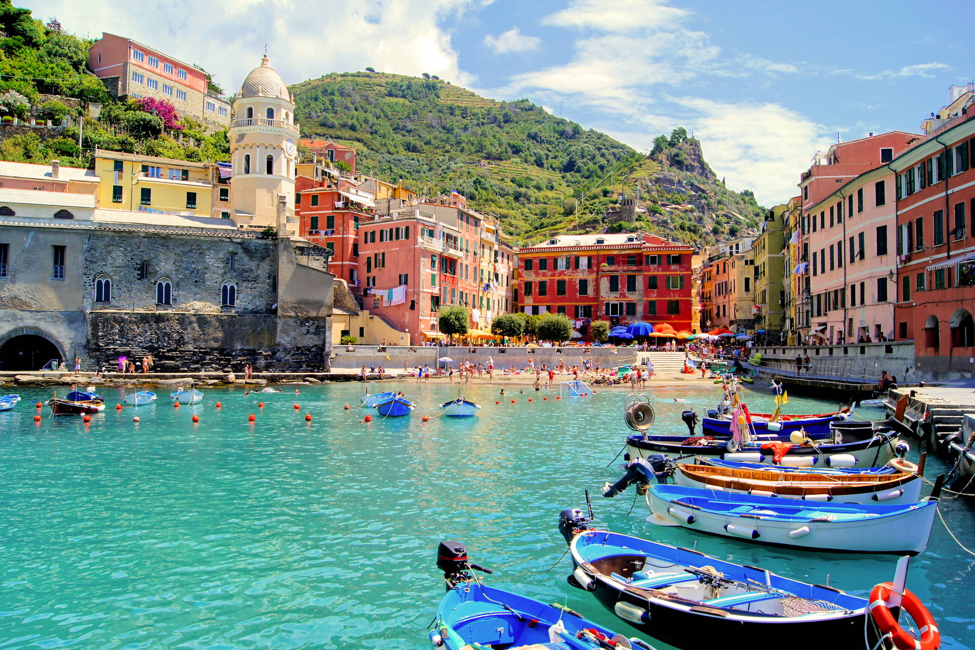 Kolorowe budynki i łodzie w Vernazza, włoskiej wiosce.
