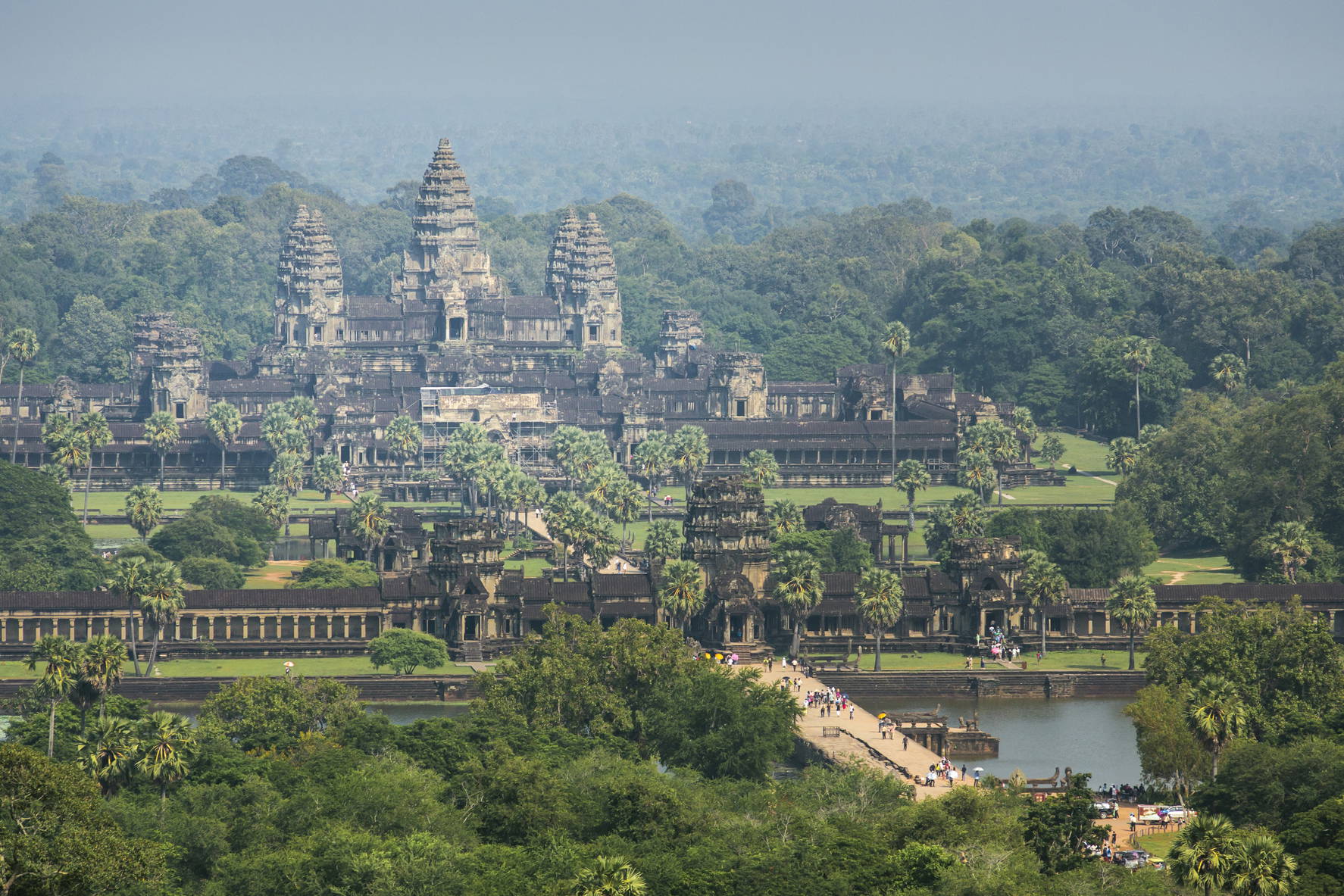 Panorama Angkor Wat, świątyni w Kambodży, otoczonej dżunglą.