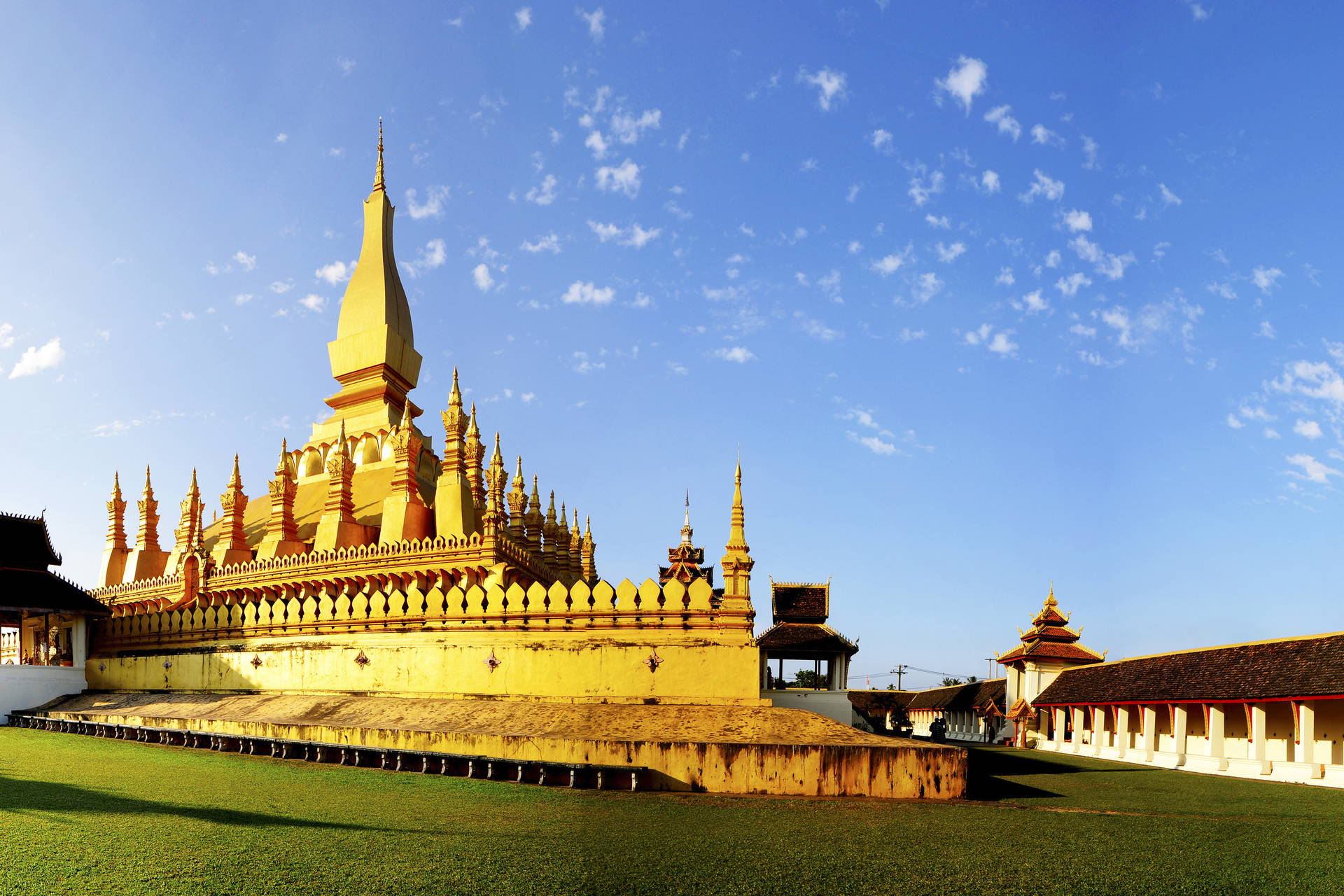 Panoramiczny widok na buddyjską świątynię Pha That Luang w Laosie.