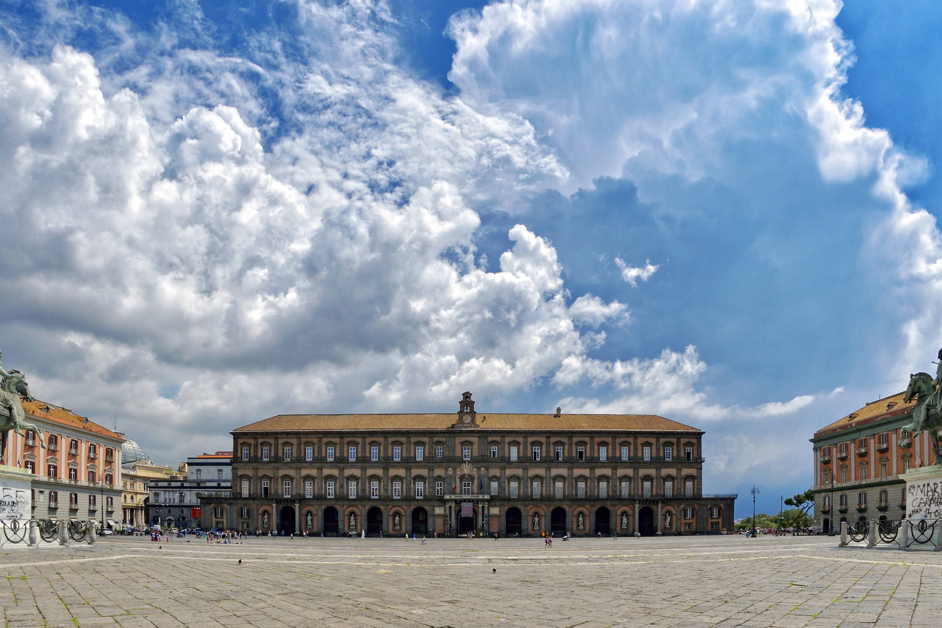 Panorama Piazza del Plebiscito w Neapolu, Włochy.