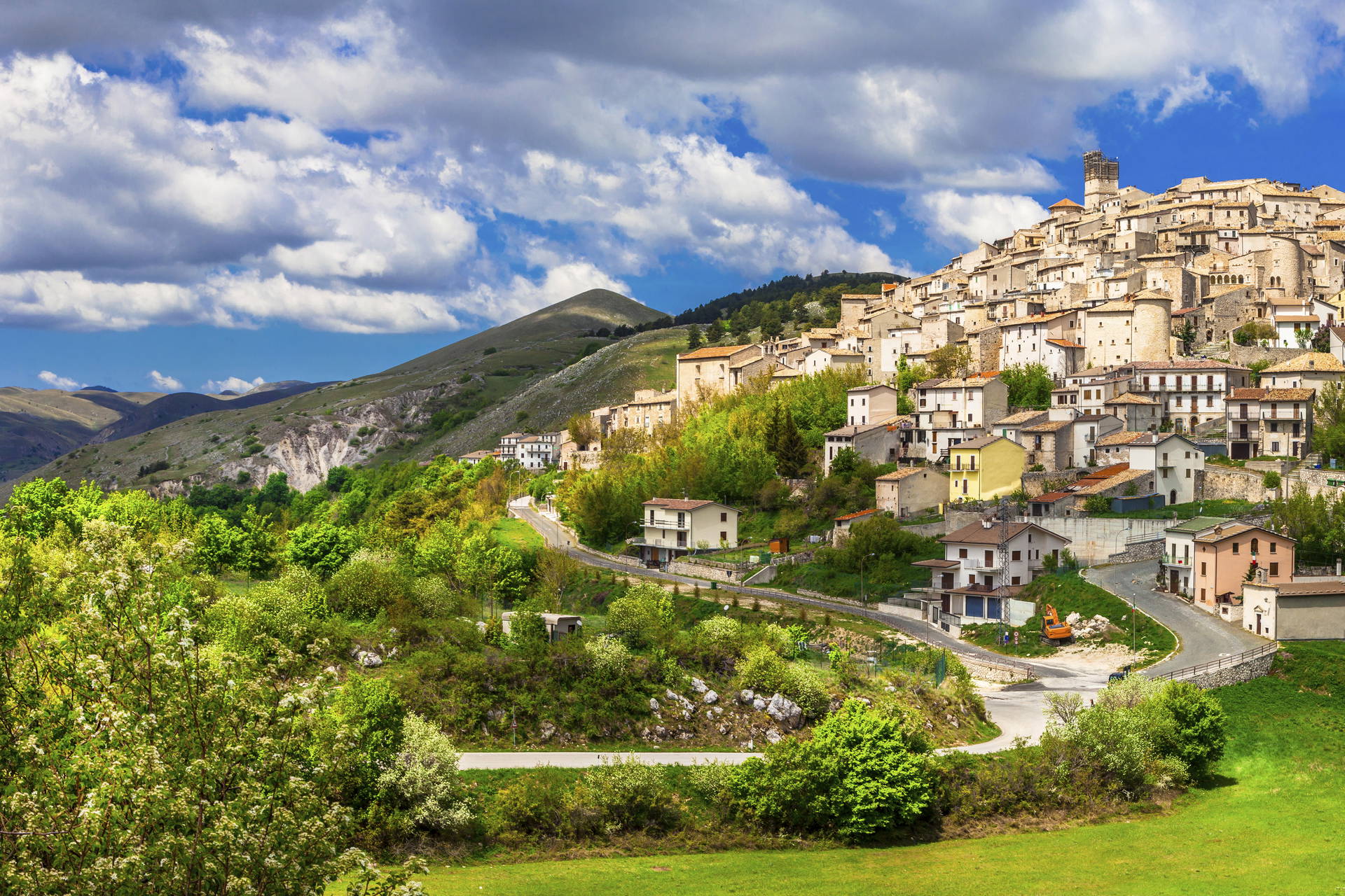 Panorama włoskiego miasteczka Calascio z czasów średniowiecza, położonego na wzgórzu.