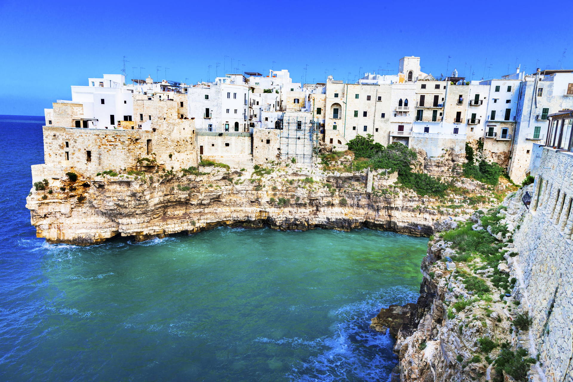 Polignano a Mare, włoskie miasto zbudowane na klifach z widokiem na morze.