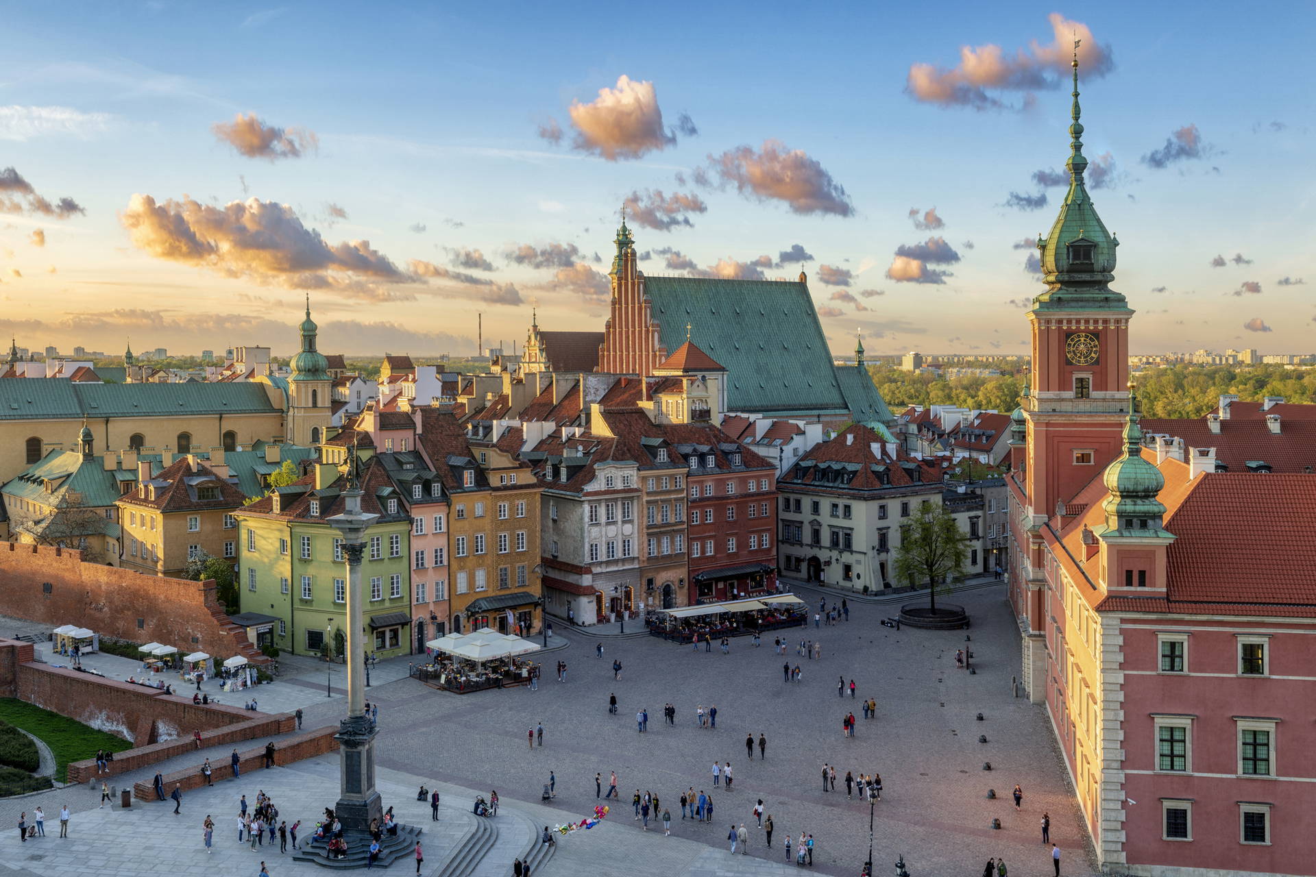 Panorama Starego Miasta w Warszawie z Zamkiem Królewskim w tle.