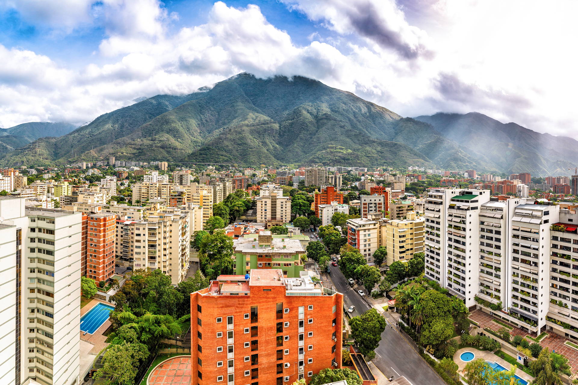 Panorama Caracas z górą El Ávila w tle.