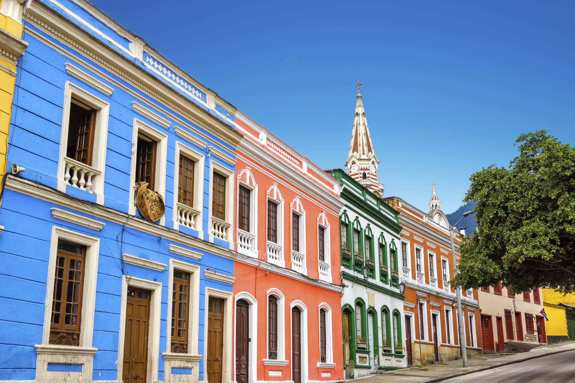 Kolorowe kamienice w dzielnicy La Candelaria w Bogocie.