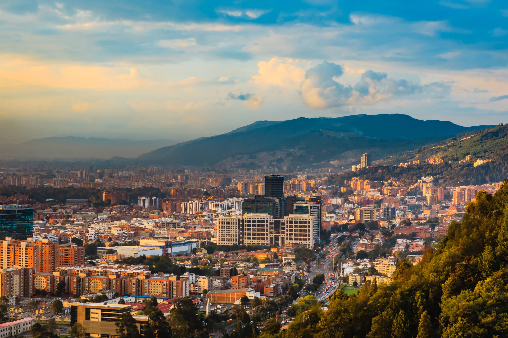 Bogota i góry w tle.