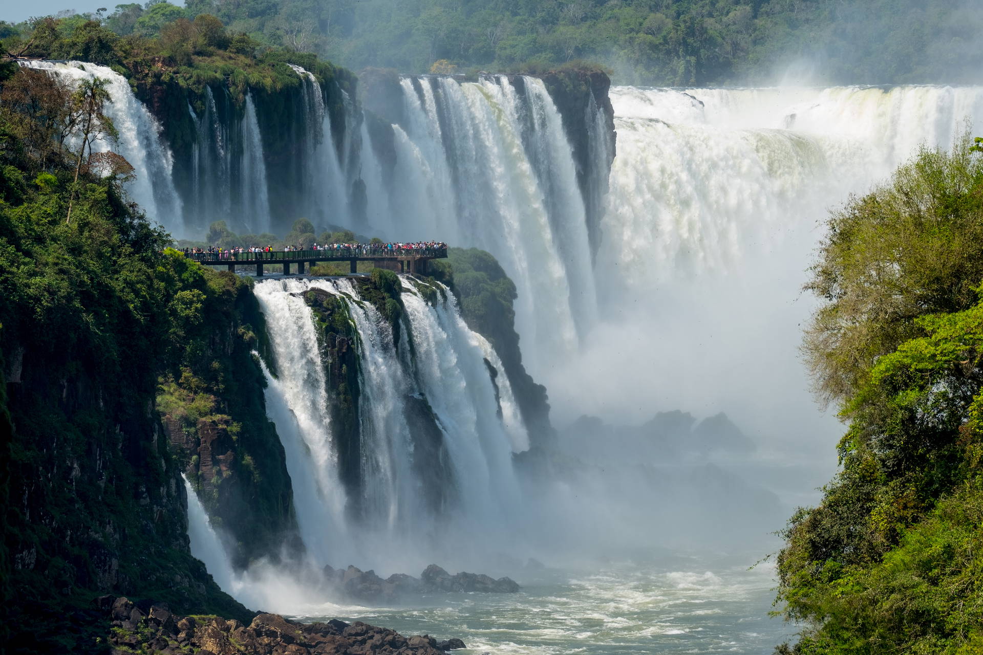 Wodospady Iguazu i platforma widokowa z turystami.