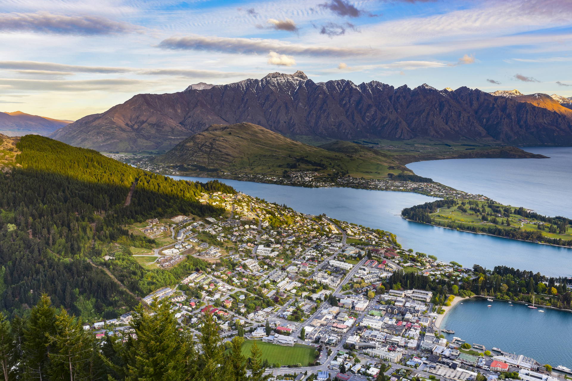 Panorama Queenstown w Nowej Zelandii z widokiem na góry i jezioro Wakatipu.