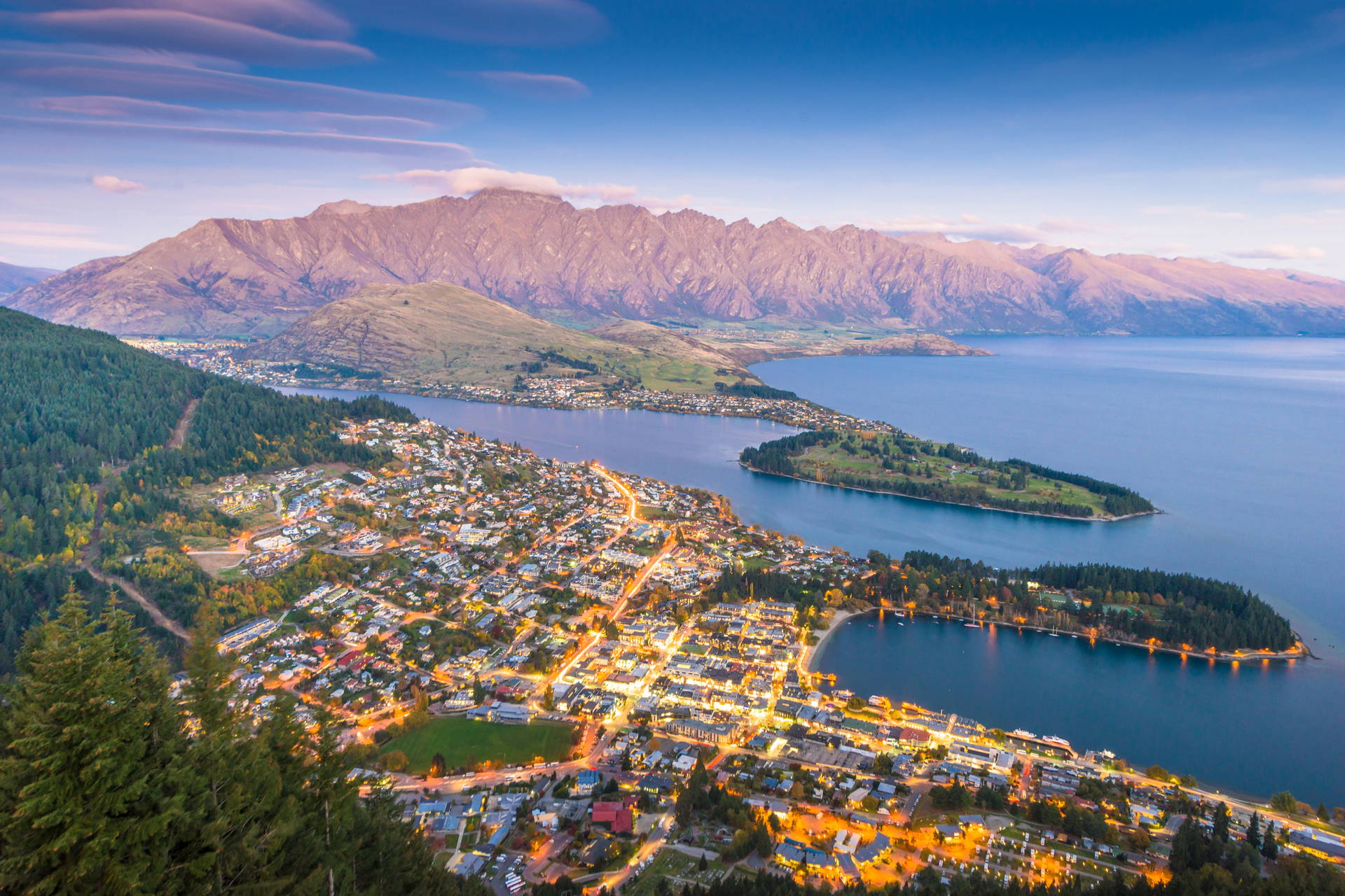 Panorama Queenstown w Nowej Zelandii z widokiem na jezioro i góry.
