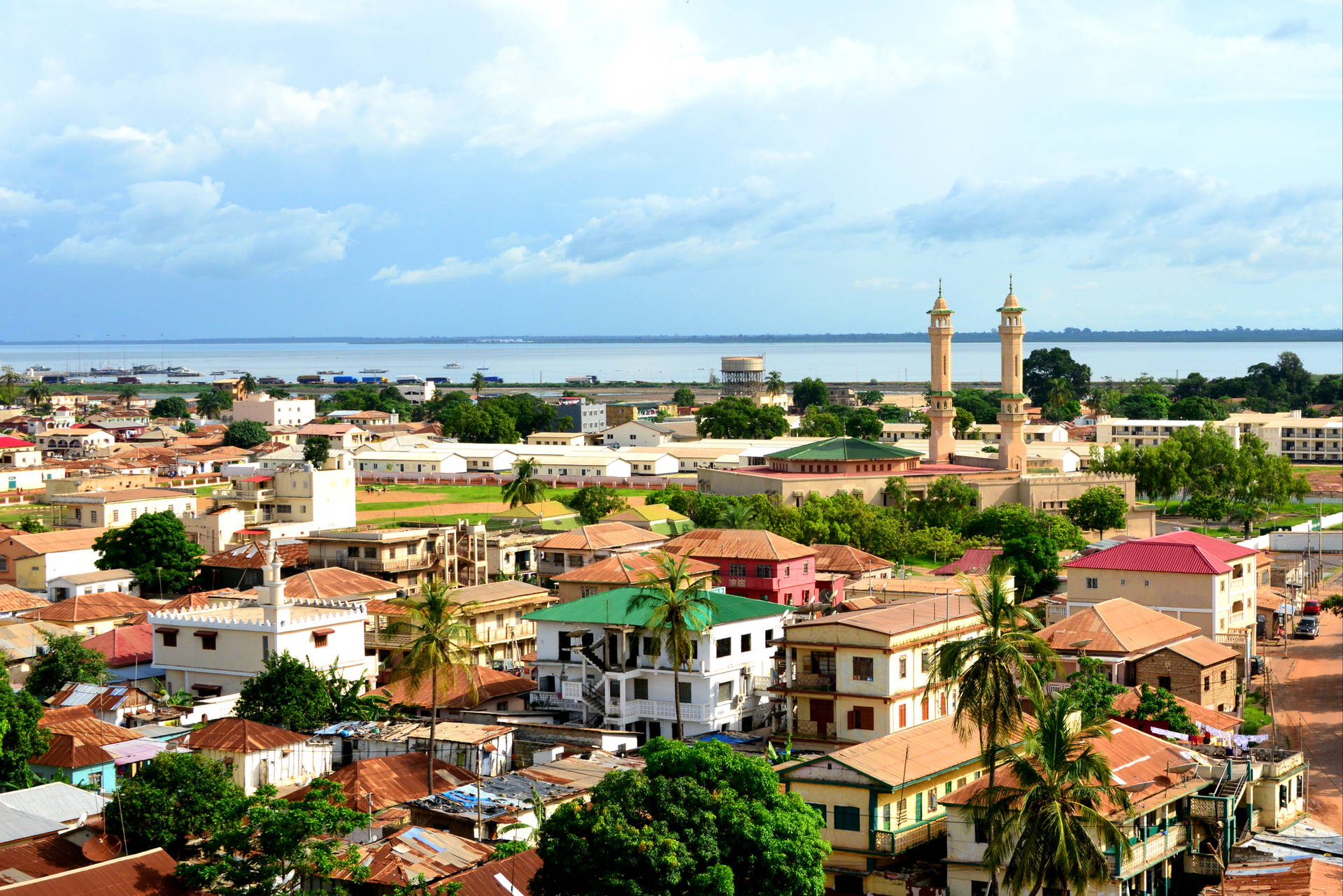 Panorama miasta Banjul w Gambii z widokiem na rzekę Gambia.