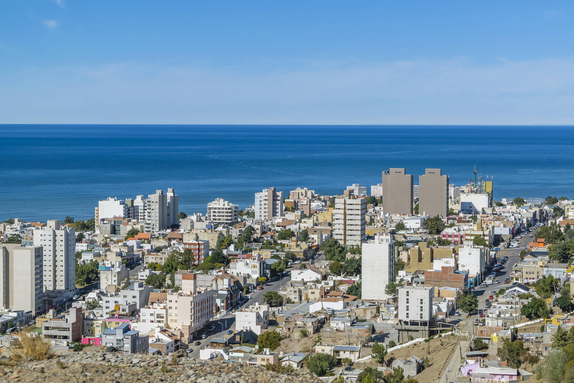 Panorama miasta Puerto Madryn w Argentynie z widokiem na morze.