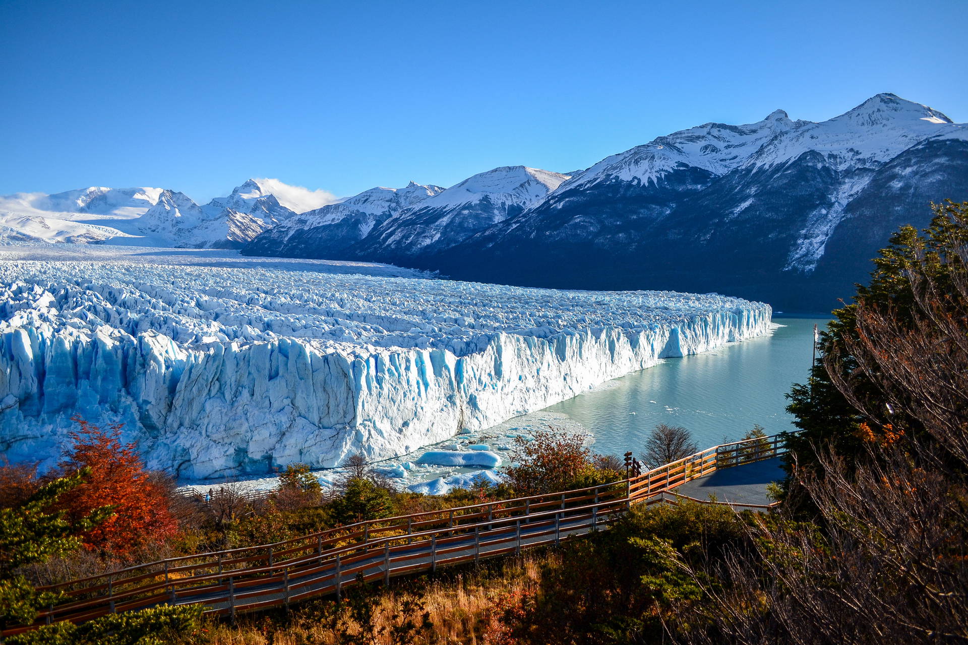 Lodowiec Perito Moreno w Argentynie na tle gór i jeziora.