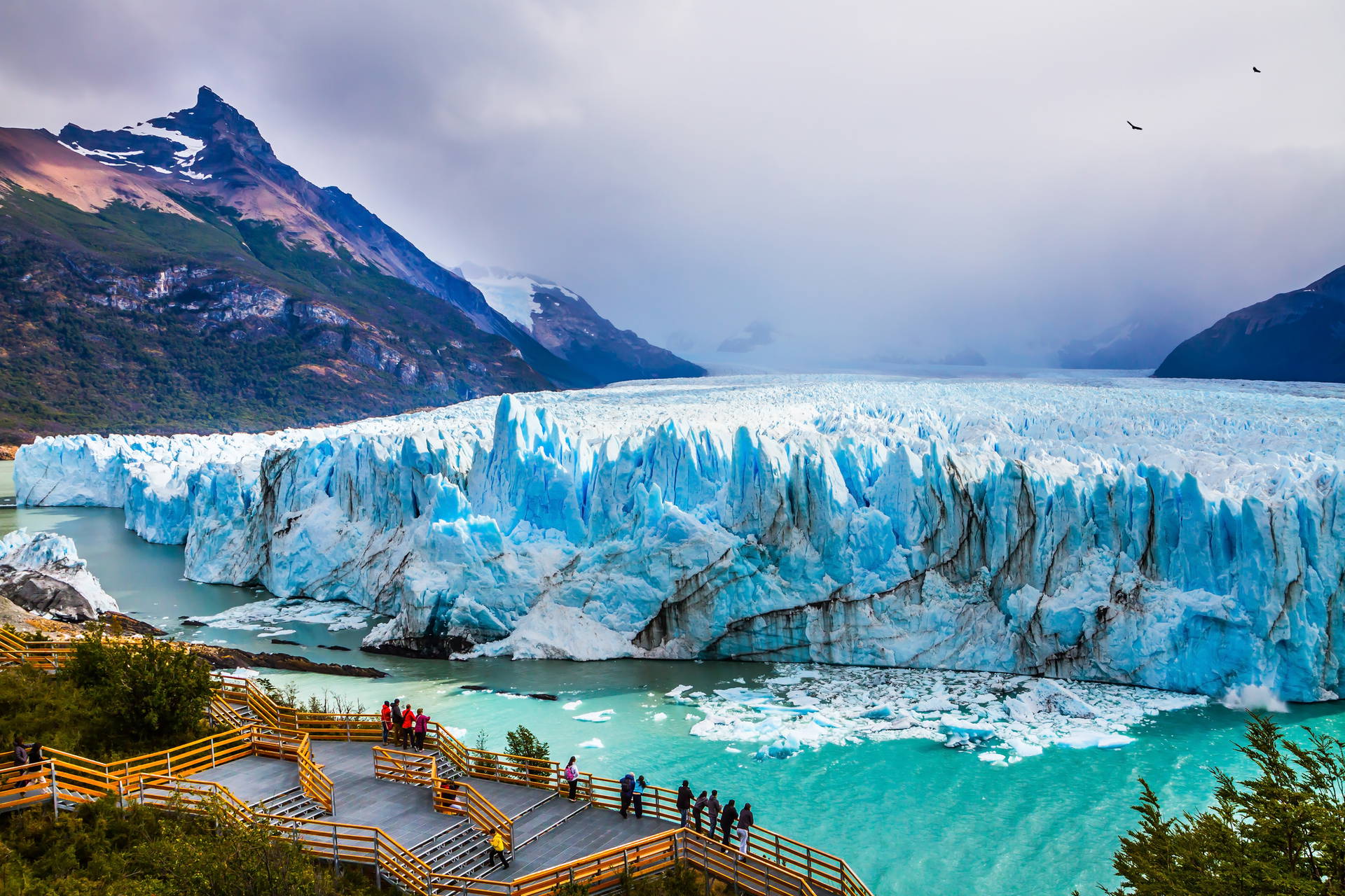 Lodowiec Perito Moreno w Argentynie i platforma widokowa nad błękitną wodą.