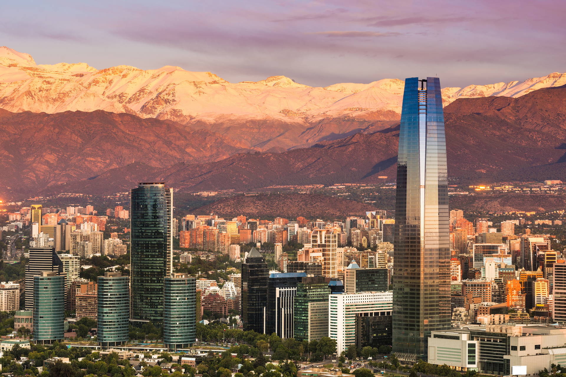 Santiago w Chile z Andami w tle.