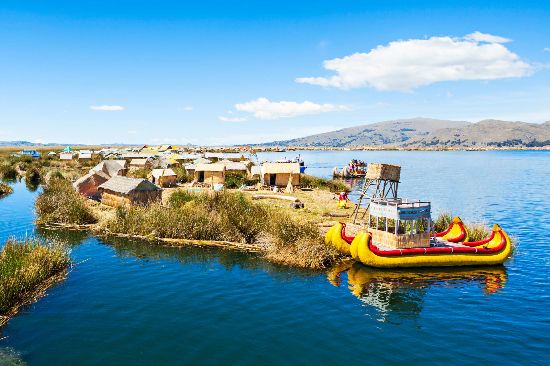Pływające wyspy Uros na jeziorze Titicaca w Peru i trzcinowe łodzie.