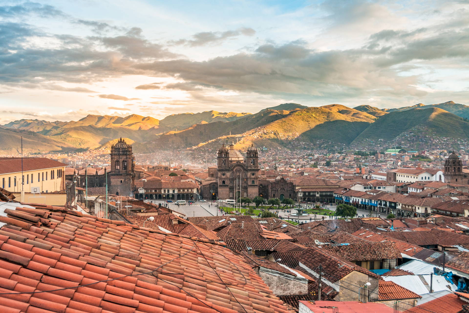 Panorama miasta Cusco w Peru z czerwonymi dachami na pierwszym planie.