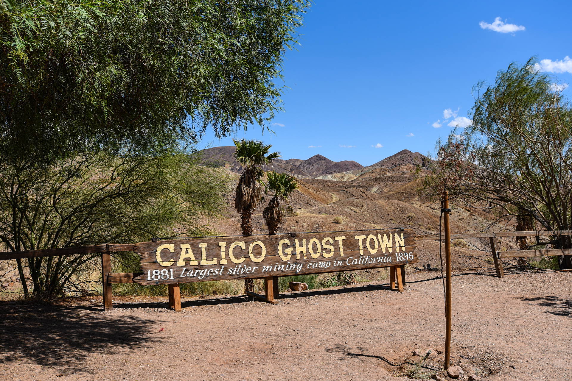 Znak "Calico Ghost Town" na pustyni.