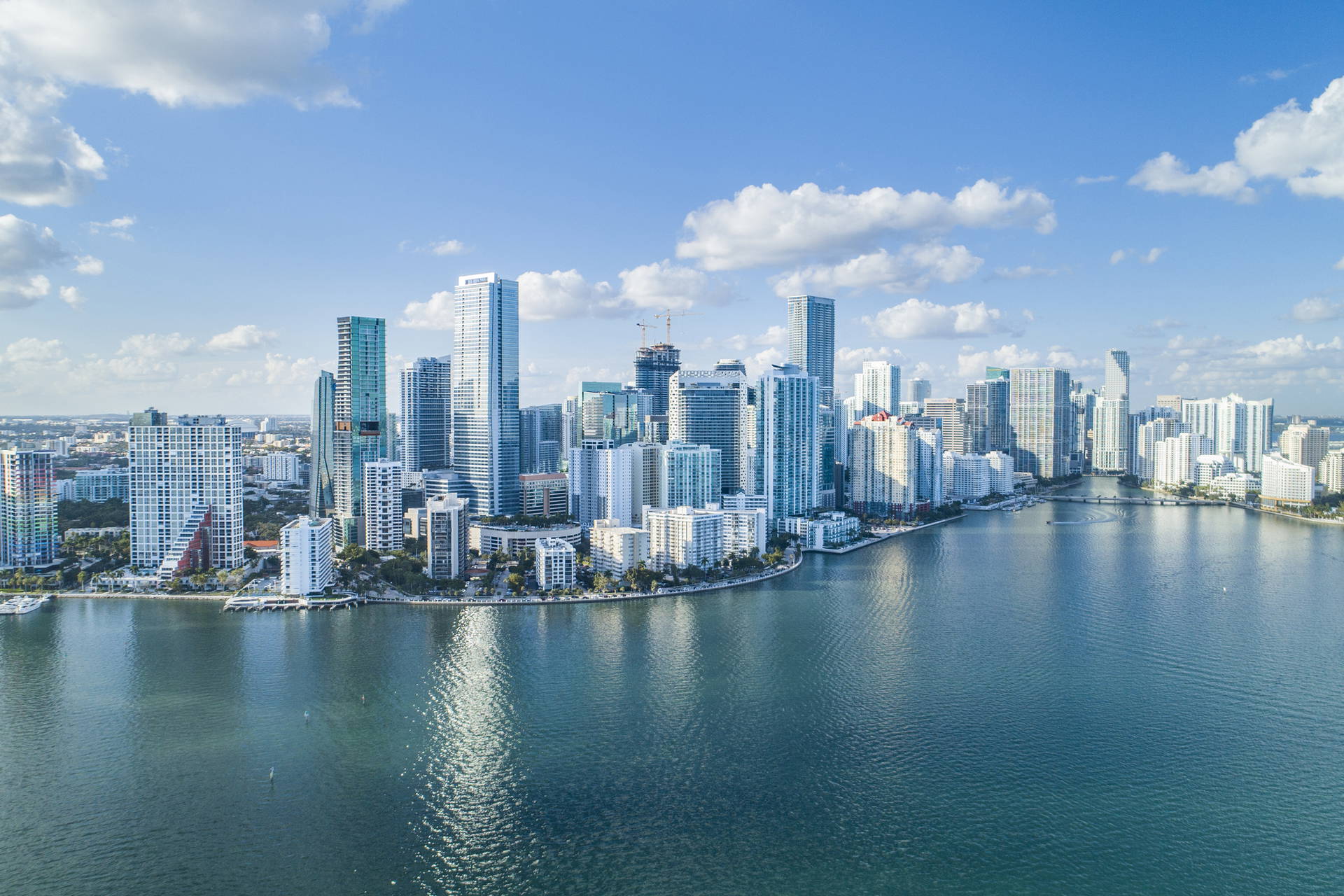 Panorama Miami na tle błękitnego nieba z chmurami.