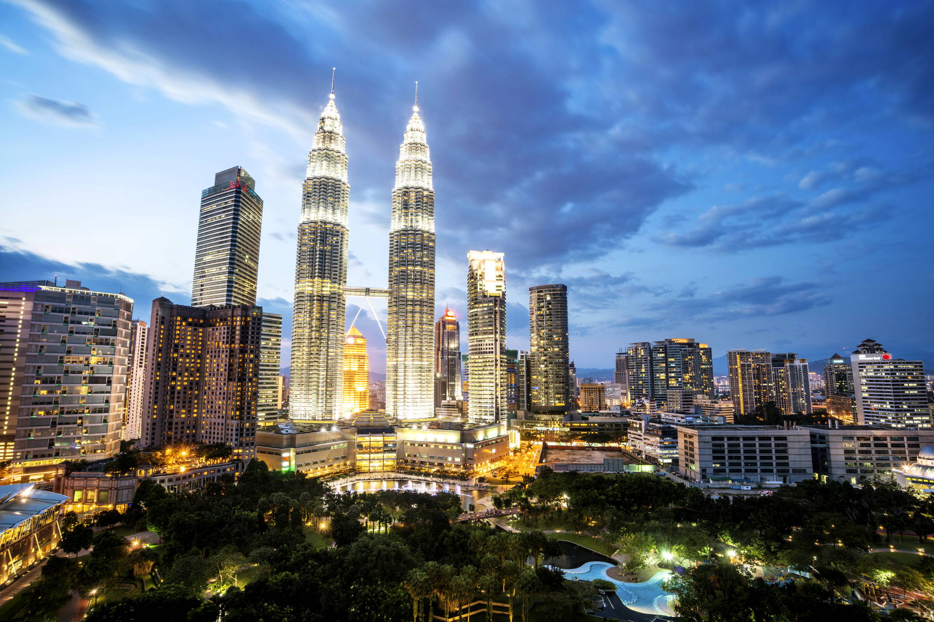 Wieczorny widok na wieże Petronas w Kuala Lumpur.