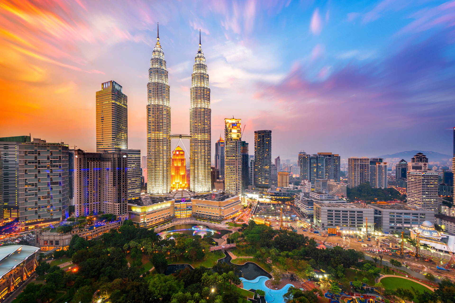 Panorama Kuala Lumpur z wieżami Petronas o zmierzchu.