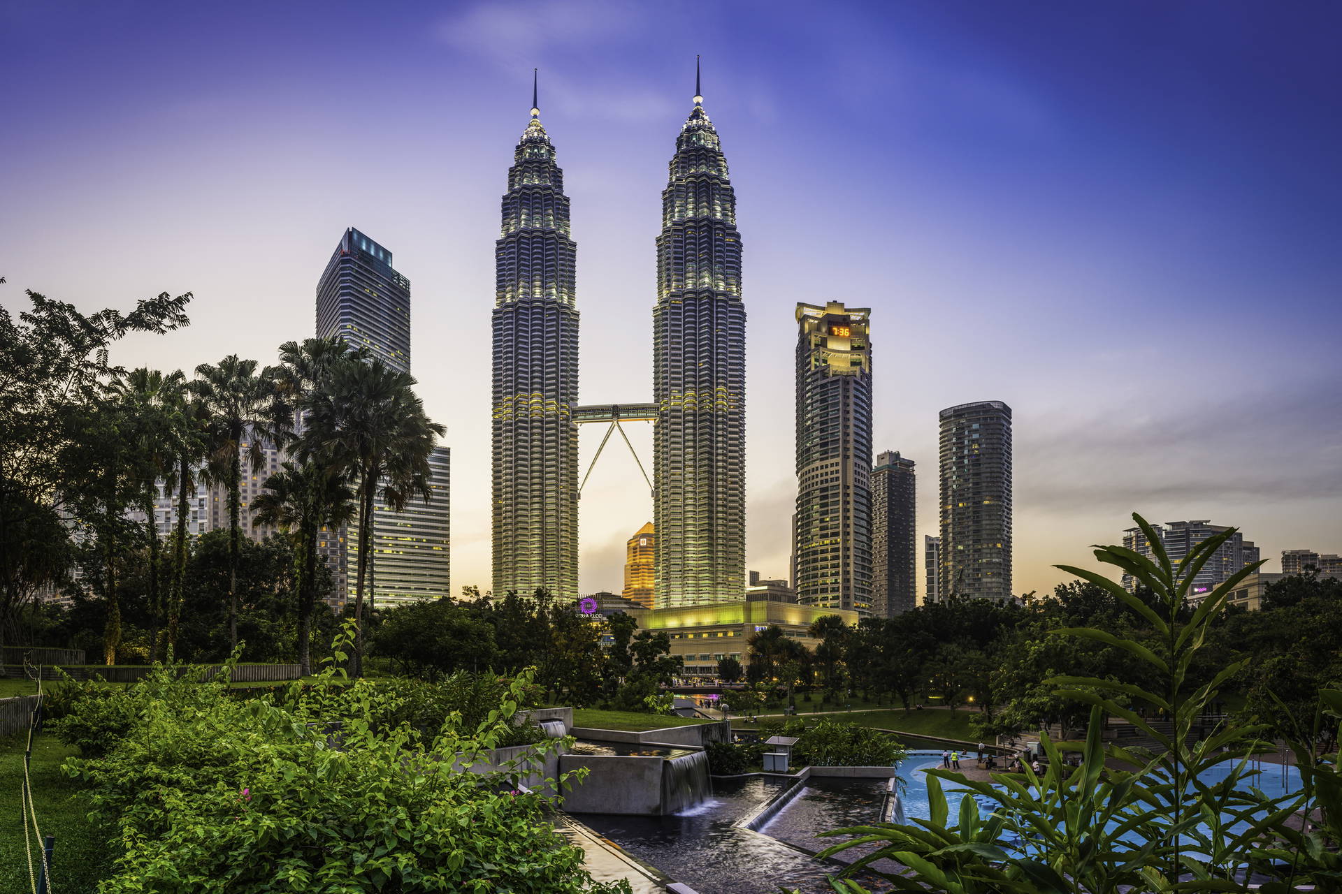 Petronas Twin Towers w Kuala Lumpur, Malezja, o zmierzchu.