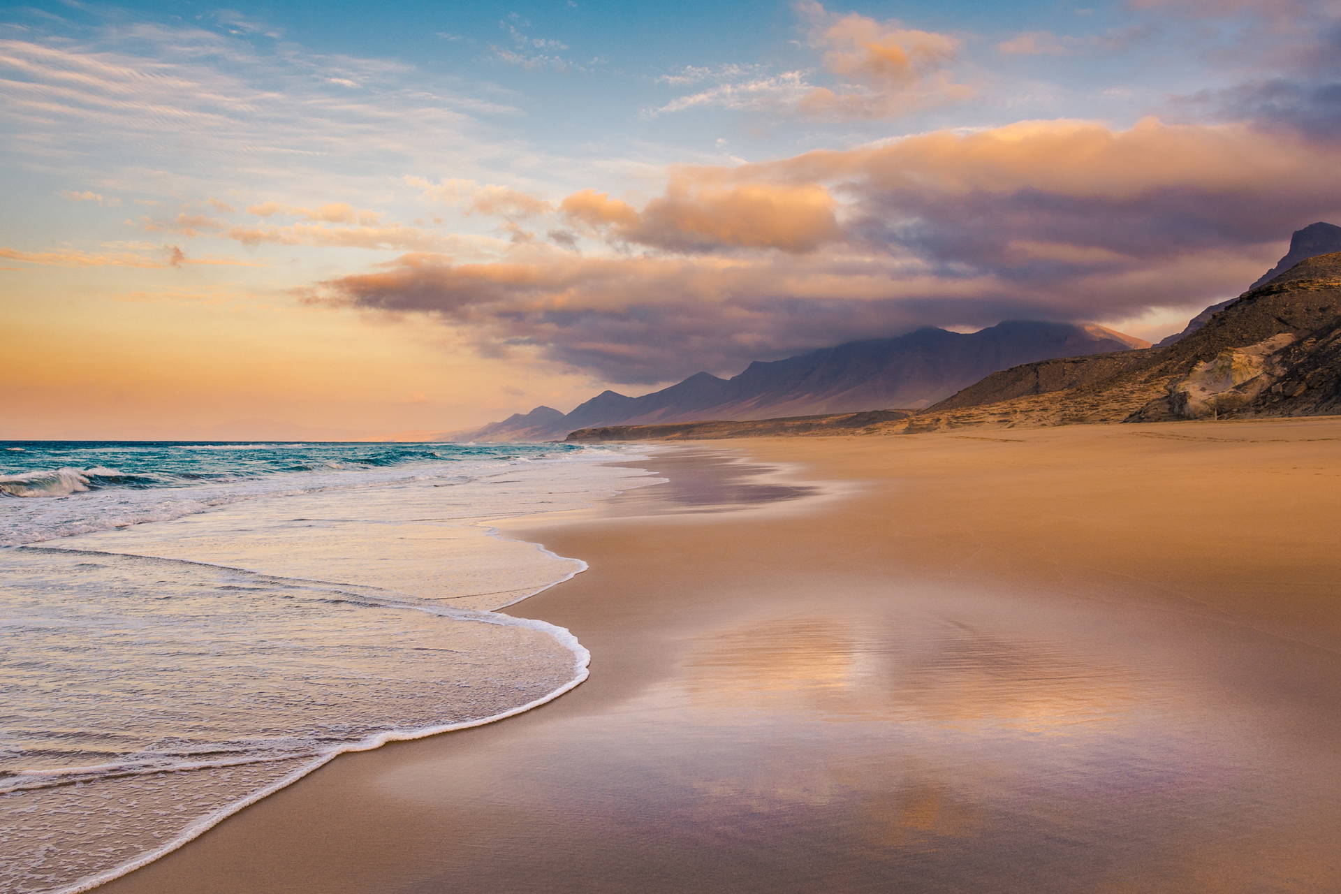 Zachód słońca na plaży Cofete, Fuerteventura.
