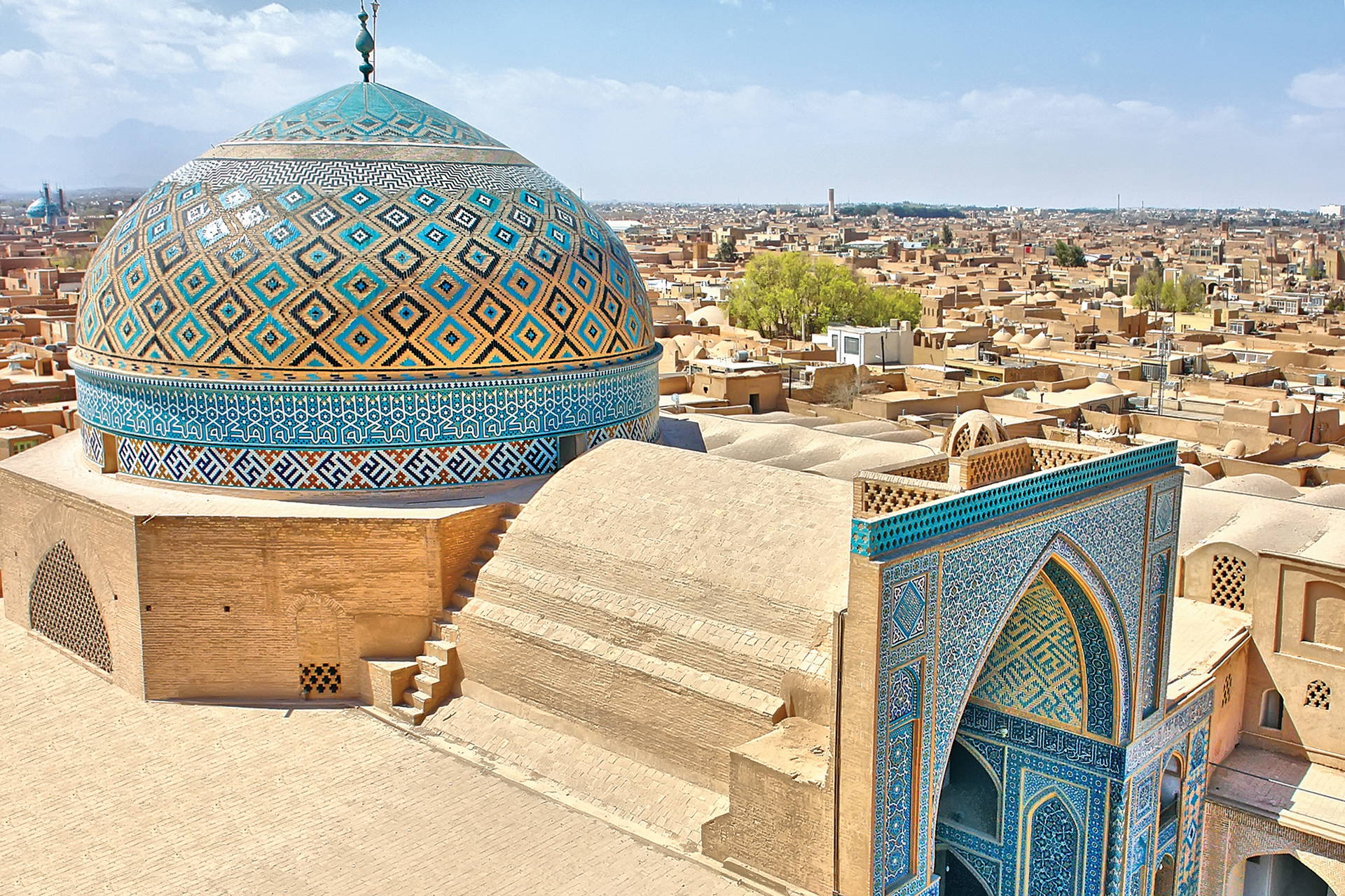 Dachy miasta Yazd z meczetem Jameh w tle.